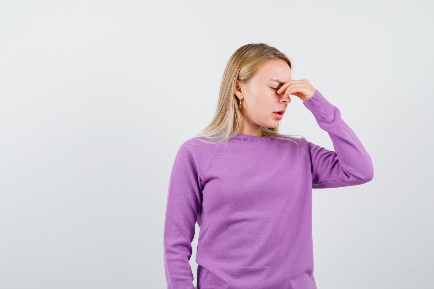 Kraujavimas iš nosies: Simptomai, priežastys, gydymas, prevencija