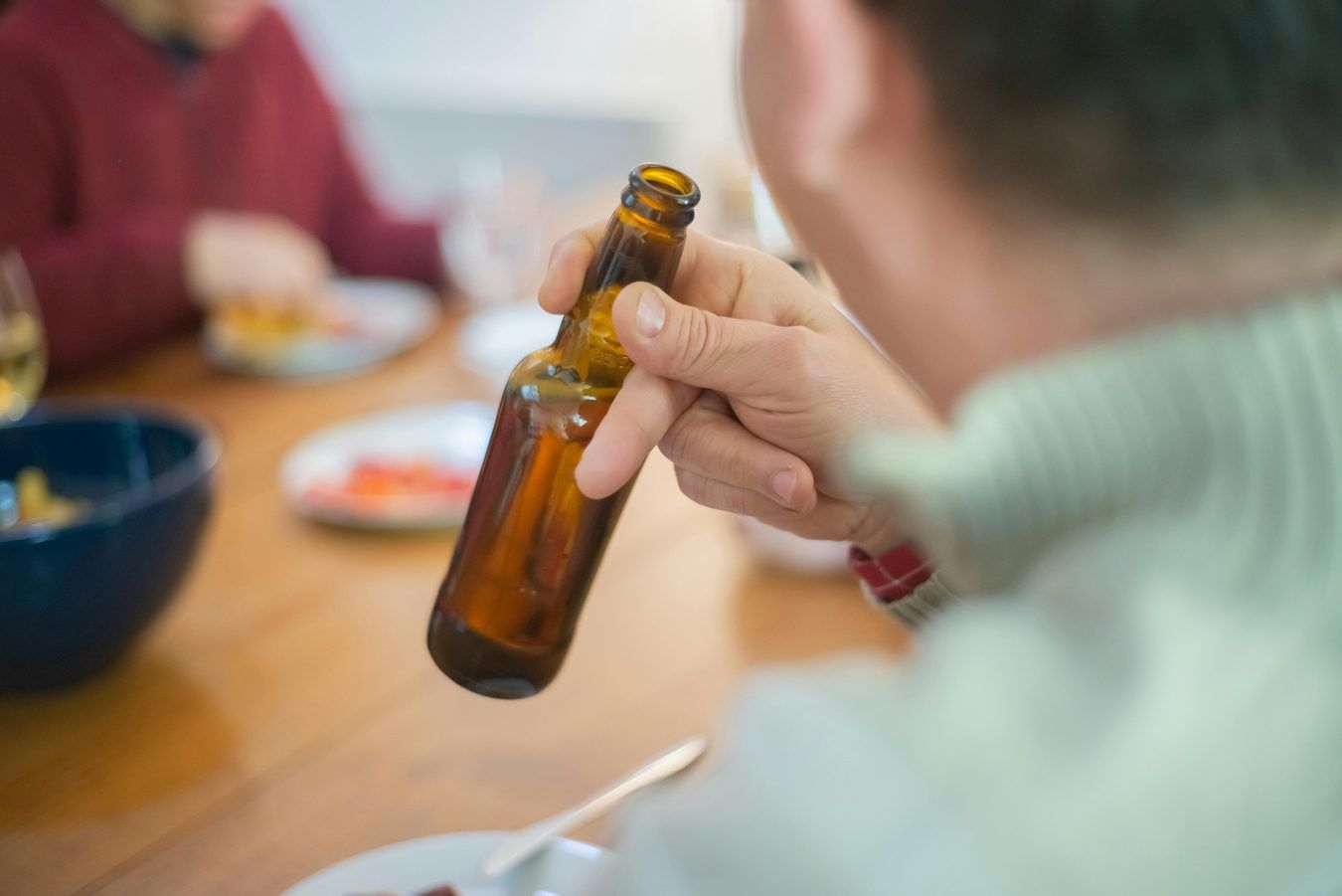 Ne tik alkoholikai: net saikingai geriantys tėvai keičia elgesį su vaikais, rodo 68 tyrimų analizė