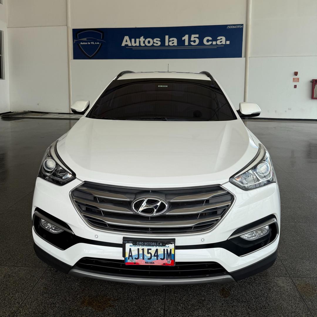 Hyundai Santa Fe 2017, vehículo disponible en Autos La 15