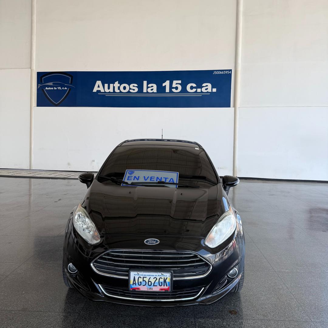 Ford Fiesta Titanium 2015, vehículo disponible en Autos La 15