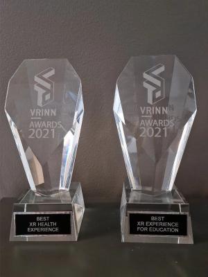Statuetter for "Best XR health experience" og "Best XR experience for education" fra VRINN awards 2021