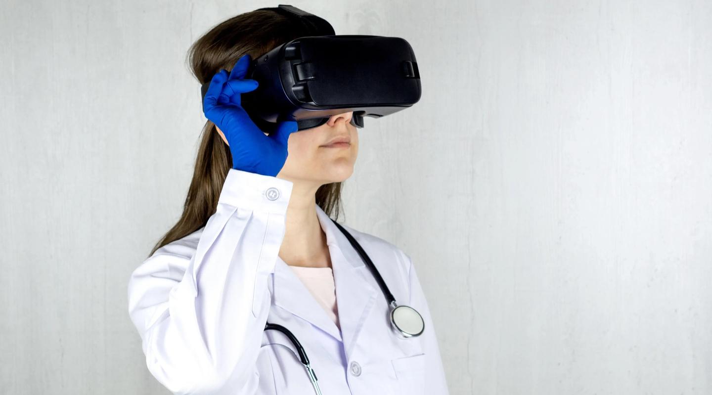 Dame med VR-briller og hansker