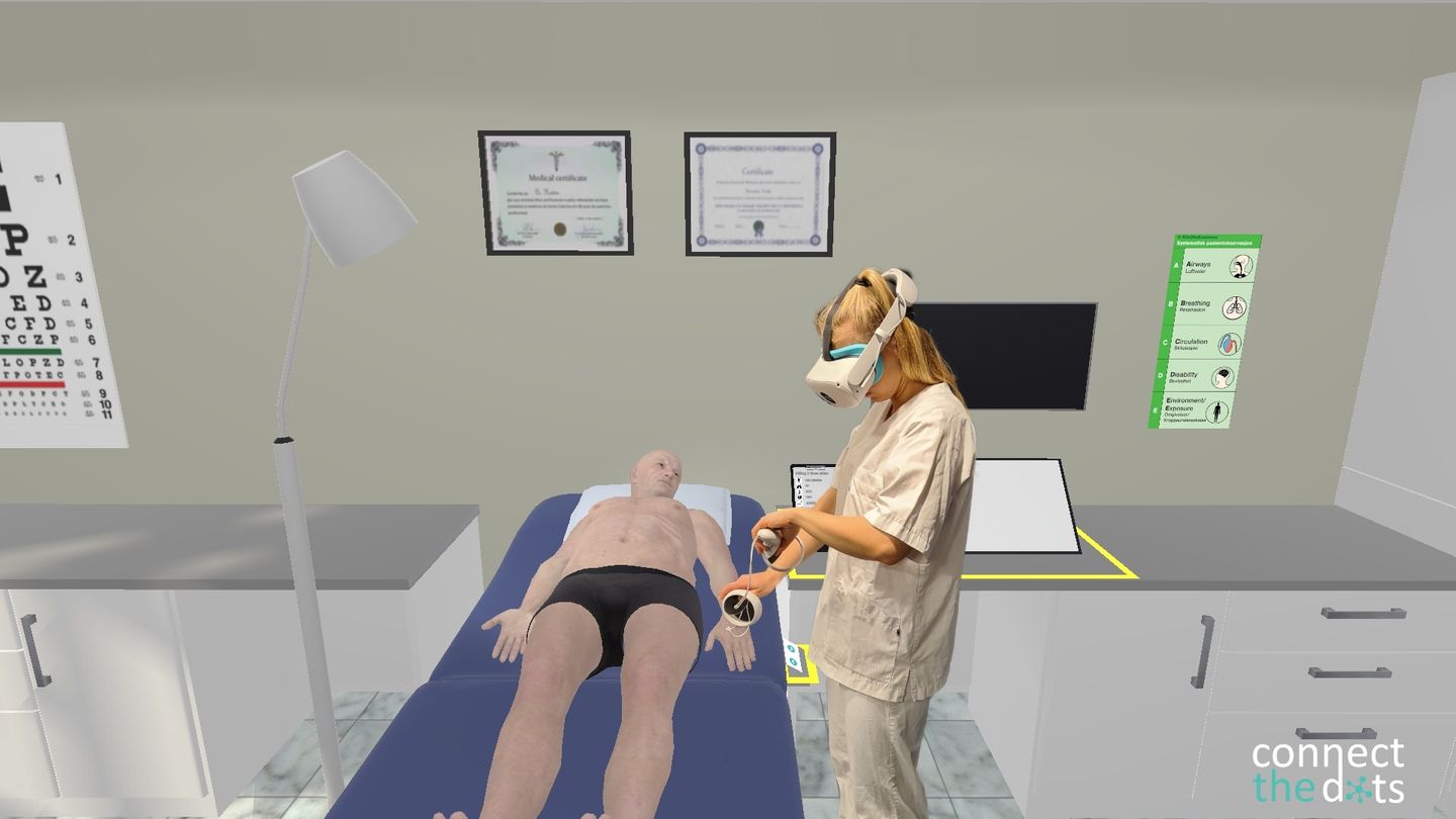 Sykepleier med VR-briller står på et virtuelt legekontor og undersøker en pasient