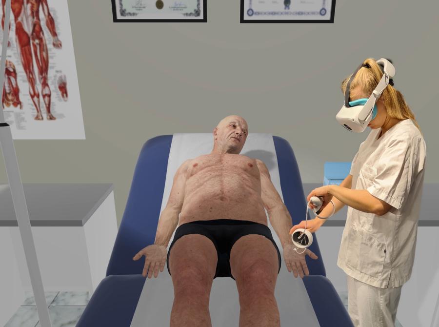 Sykepleier med VR-briller står på et virtuelt legekontor og undersøker en pasient.