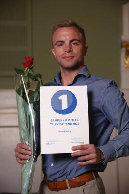 Håvard Snarby med rose og diplom for Sparebank 1 Nord-Norges samfunnsløftets talentstipend 2022