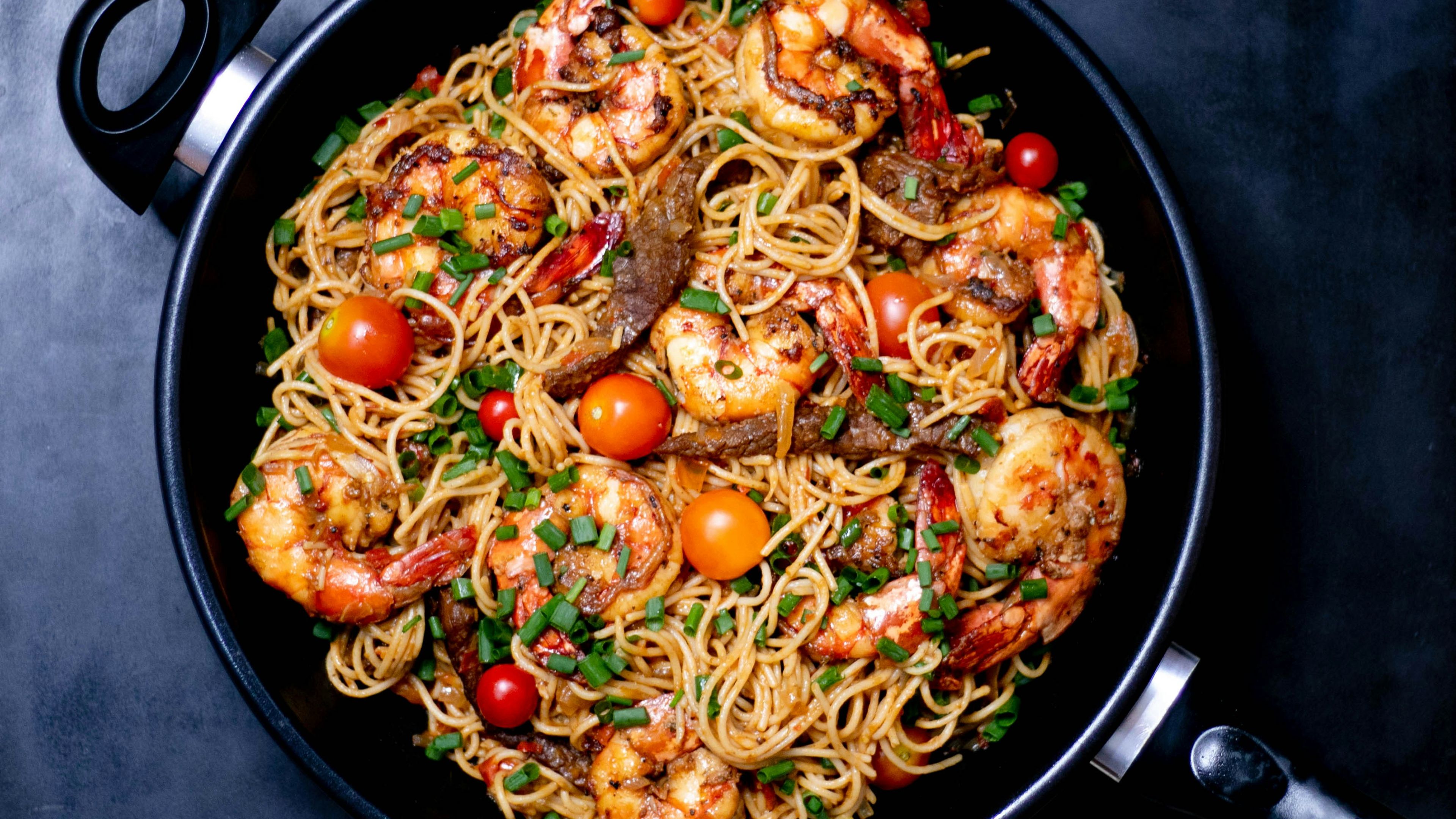 Cooked noodles with shrimps