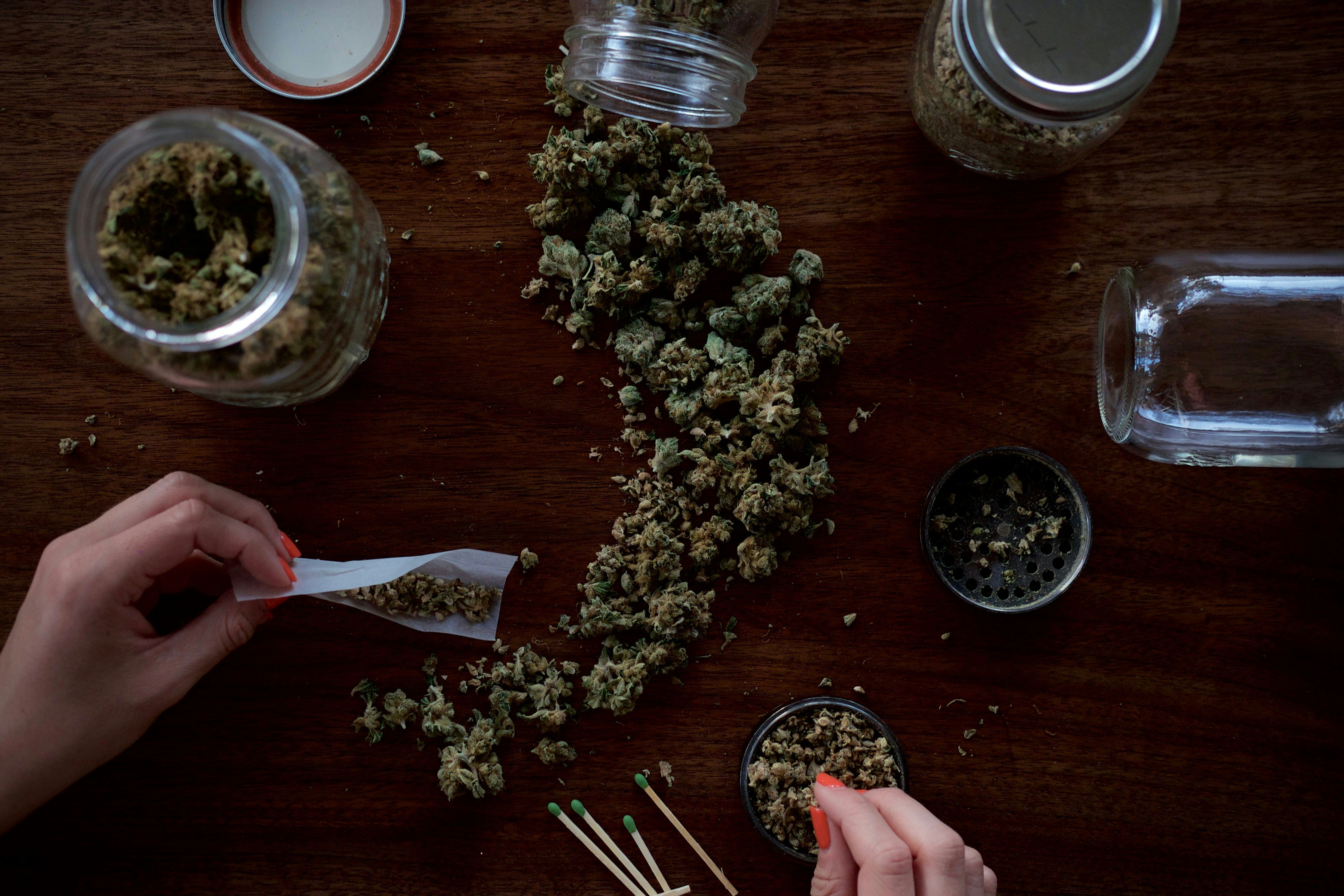 Person holding paper on kush