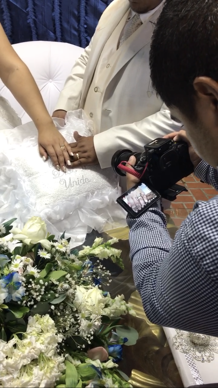 Fotografo retratando a una pareja