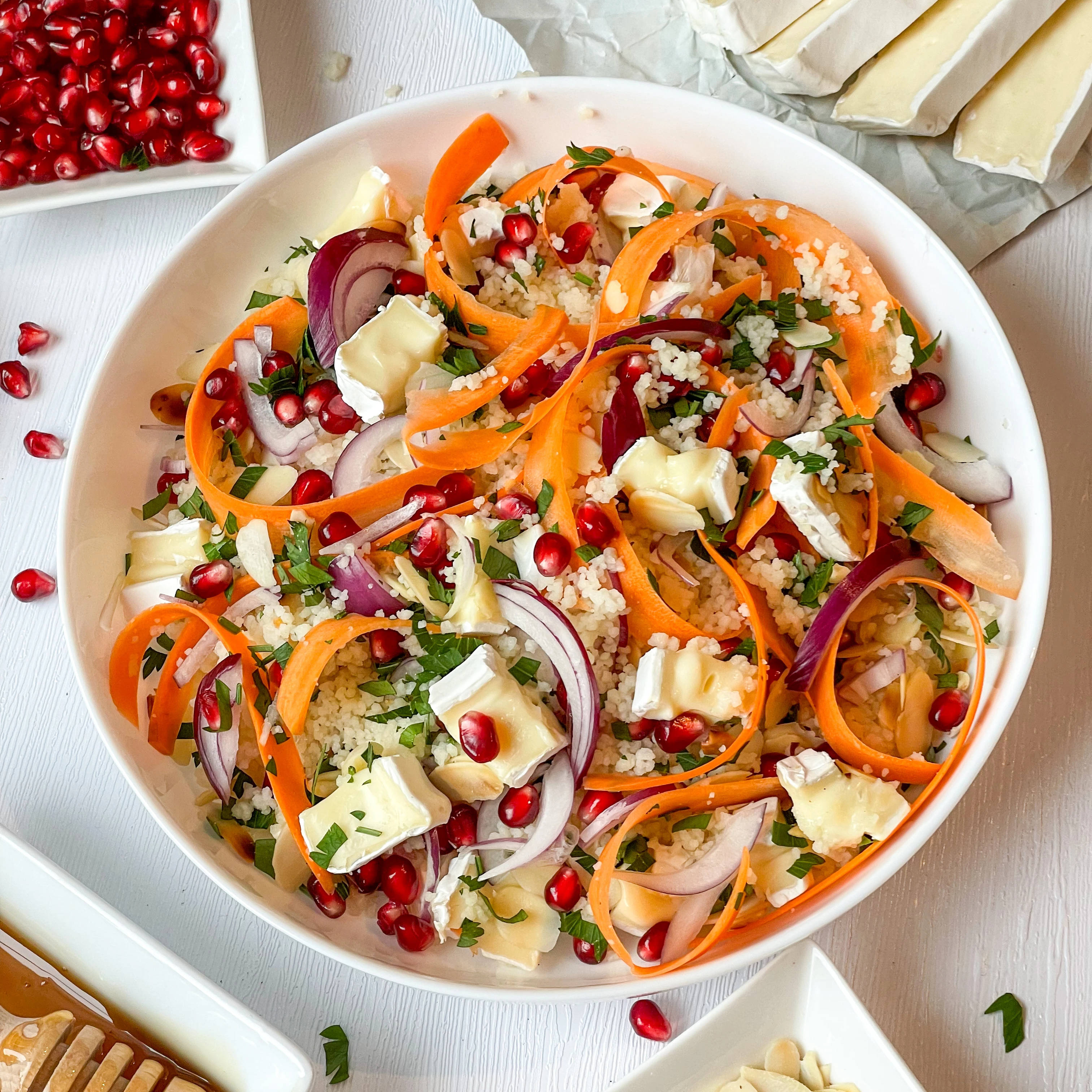 Couscous Salat mit Granatapfel und Striegistaler Zwerge Camembert