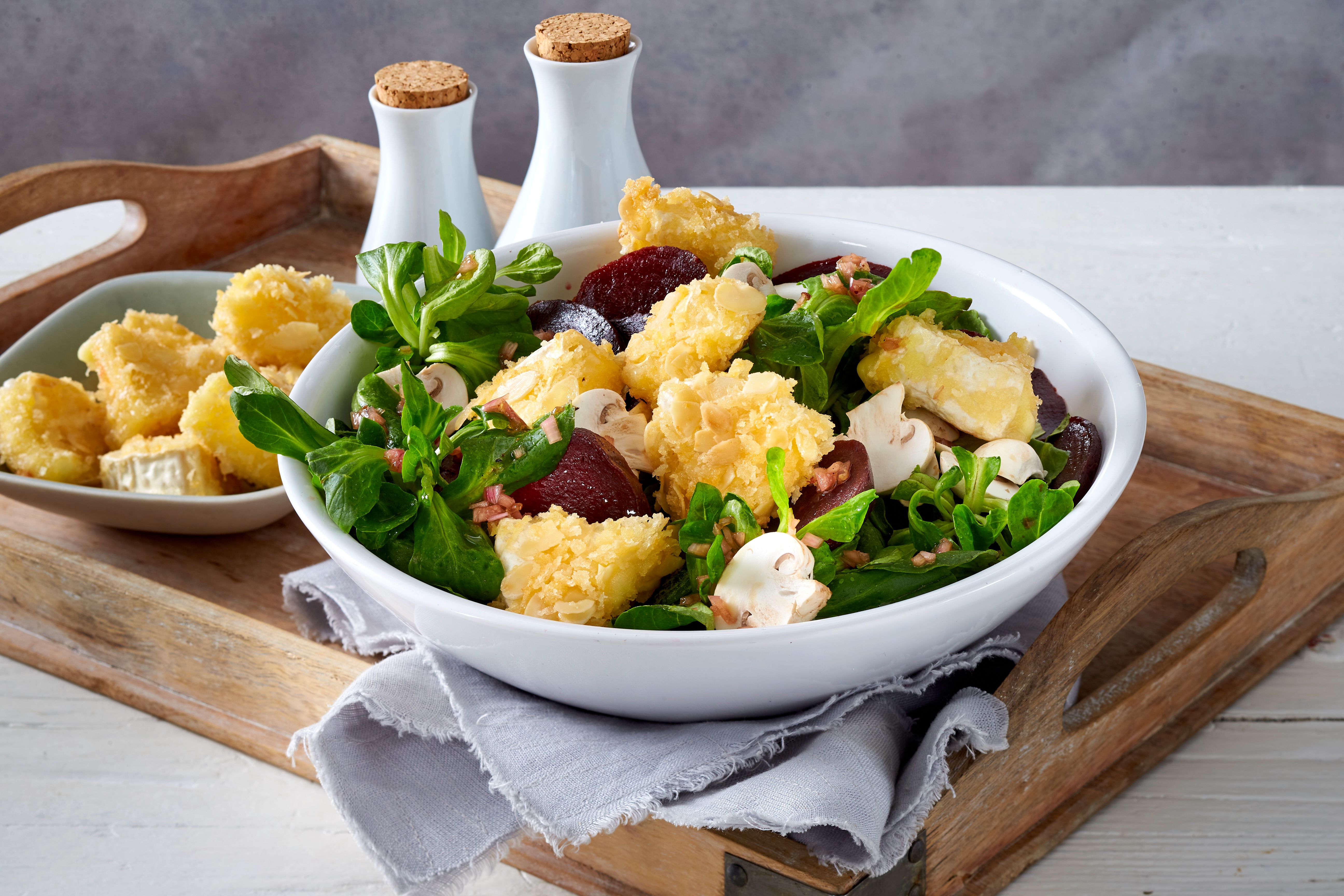 Gebackener Mandel-Striegistaler Zwerge Camembert auf Feldsalat