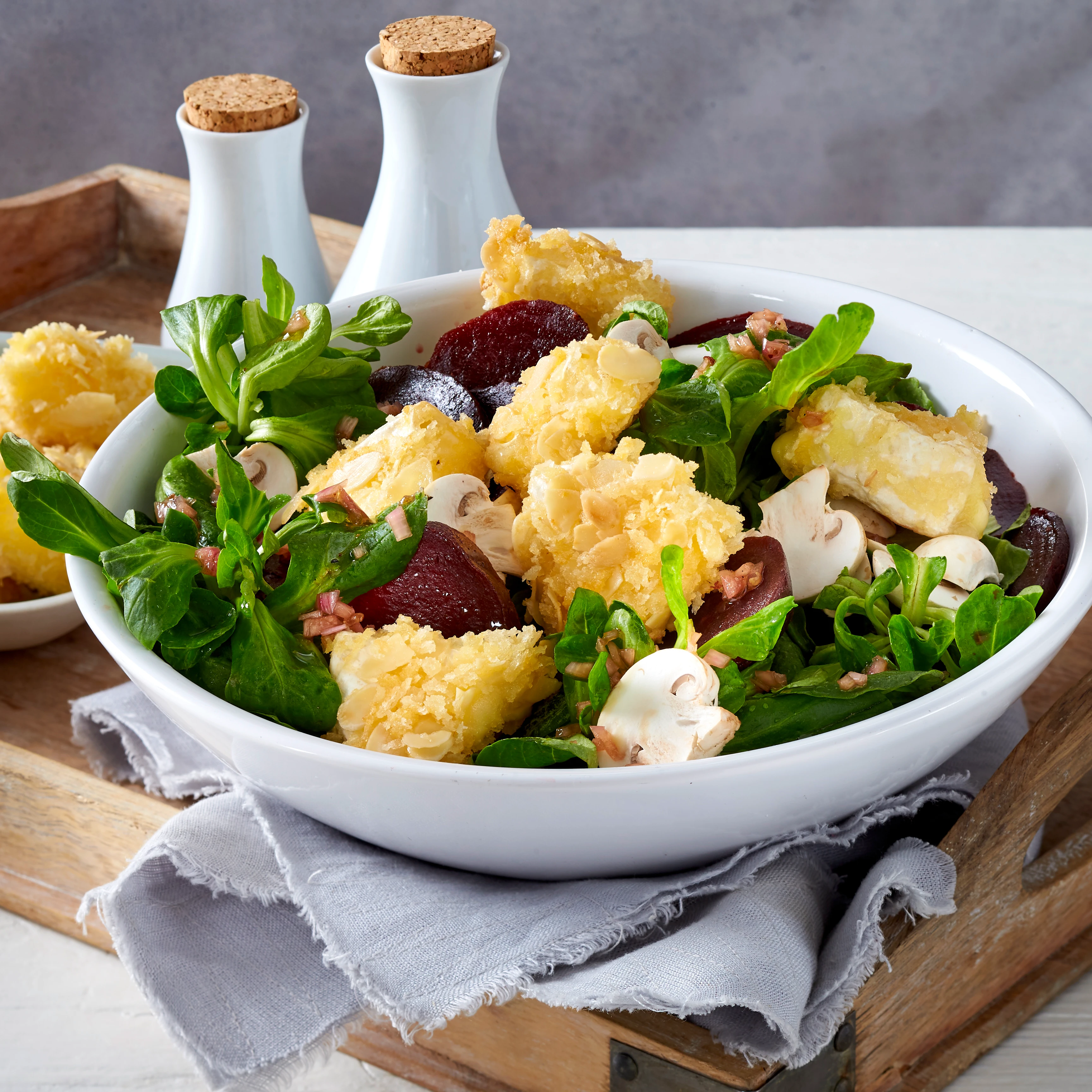Gebackener Mandel-Striegistaler Zwerge Camembert auf Feldsalat