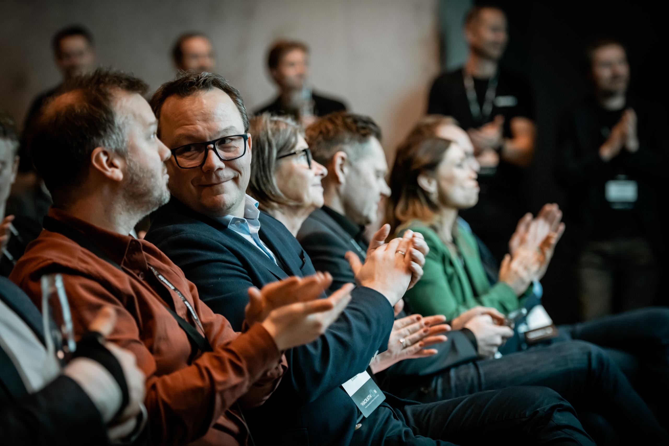 Jury applauderer på Inmeta Eidsiva Hackathon Foto: Blaatime