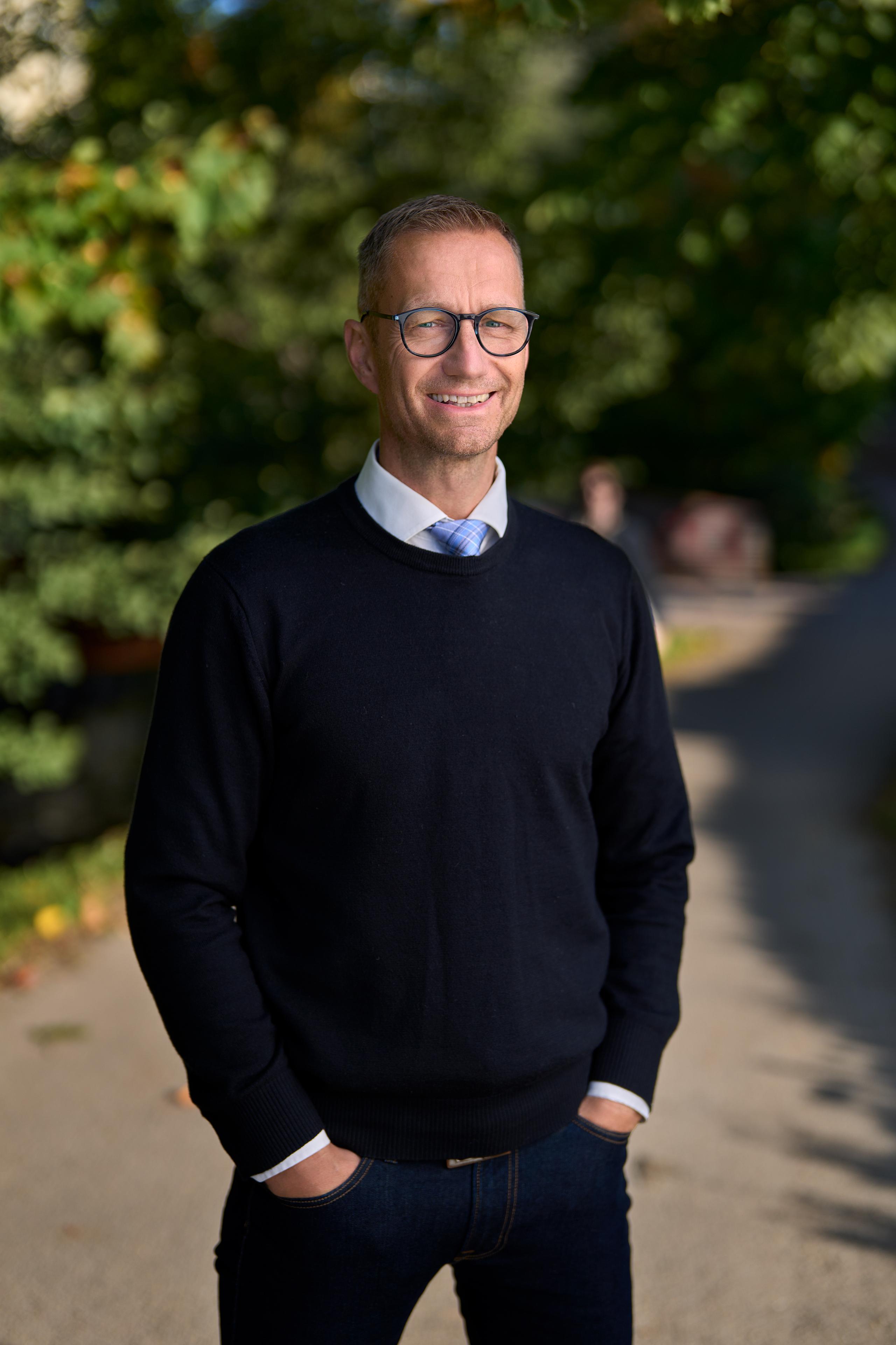 Hans Vigstad med natur i bakgrunnen