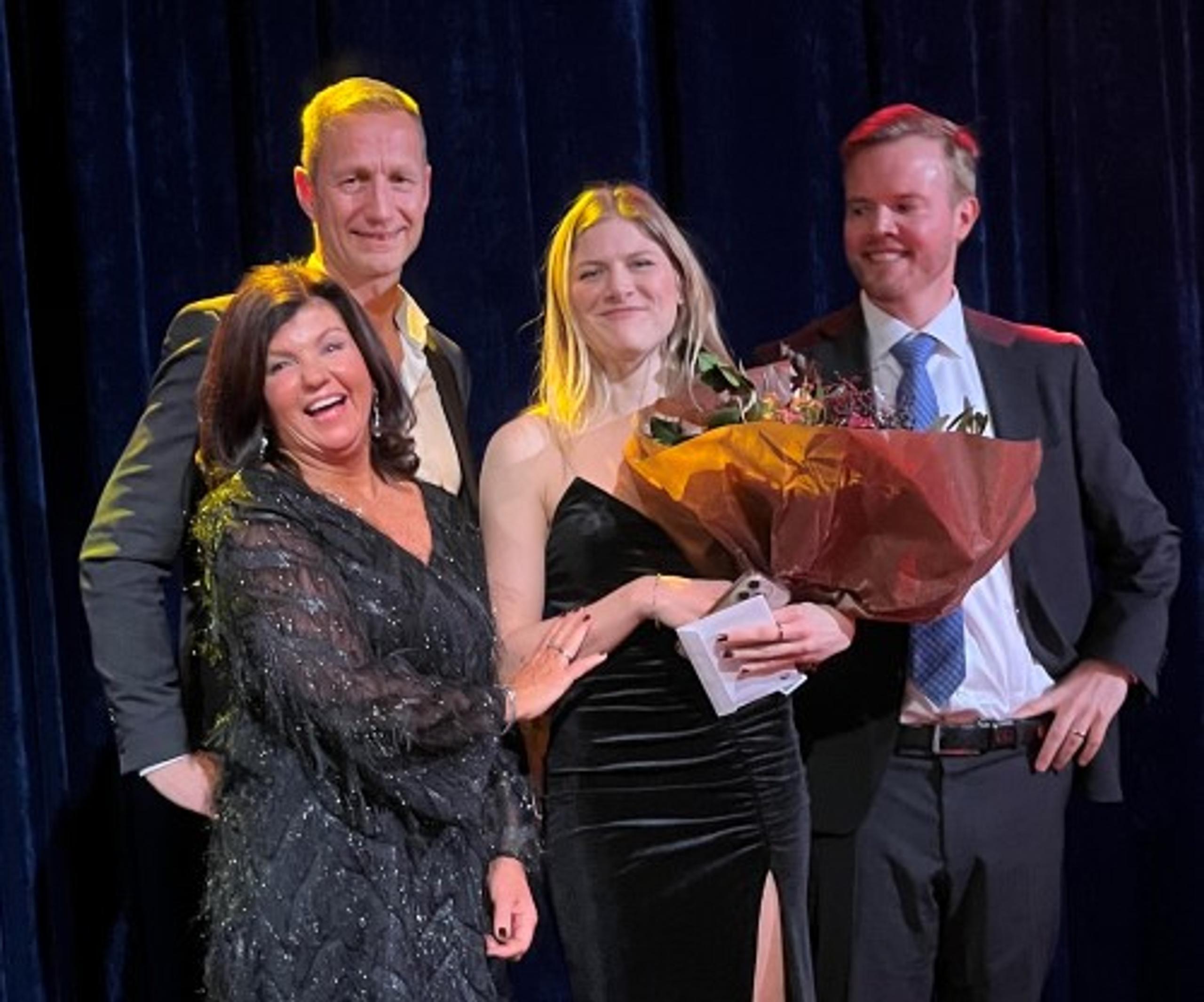 Aurora Walberg mottar årets ansatt pris med Adm.dir Hans Vigstad, HR Manager Elisabeth Heltne og CFO Oscar Thorbjørnsrud