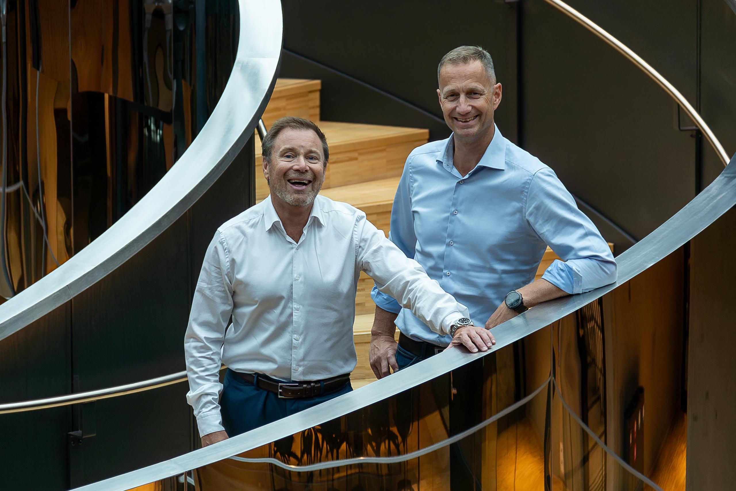 Steffen och Hans ler över sammanslagningen på kontoret i Nydalen