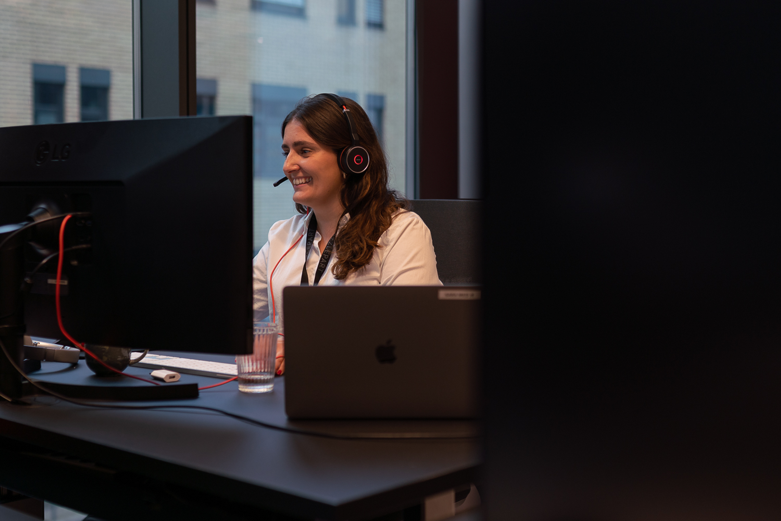 Markedsfører Sarah Hansen holder digital opplæring i Teams for kunde i Dynamics 365 Customer Insights and Journeys, også kalt markedsmodulen.