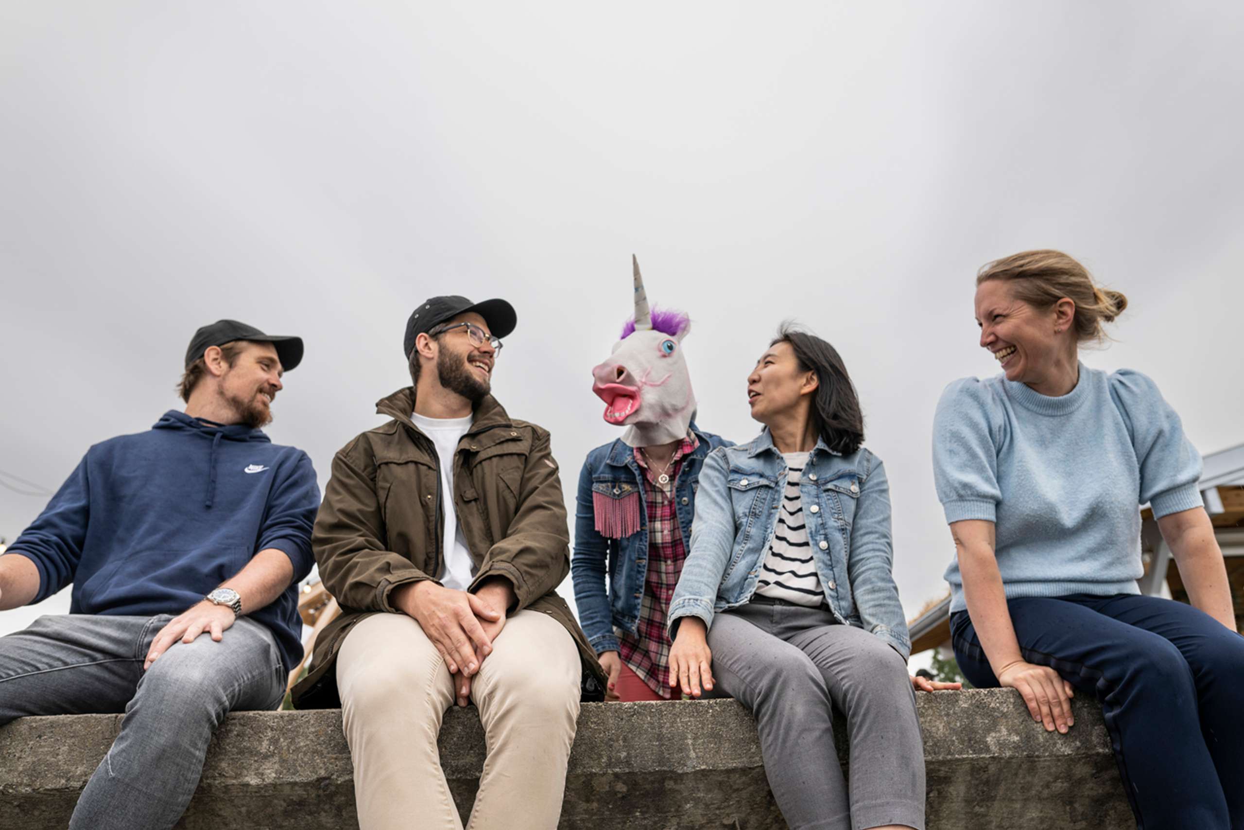 Inmetaer utendørs i Hamar der en ukjent har på enhjørningsmaske