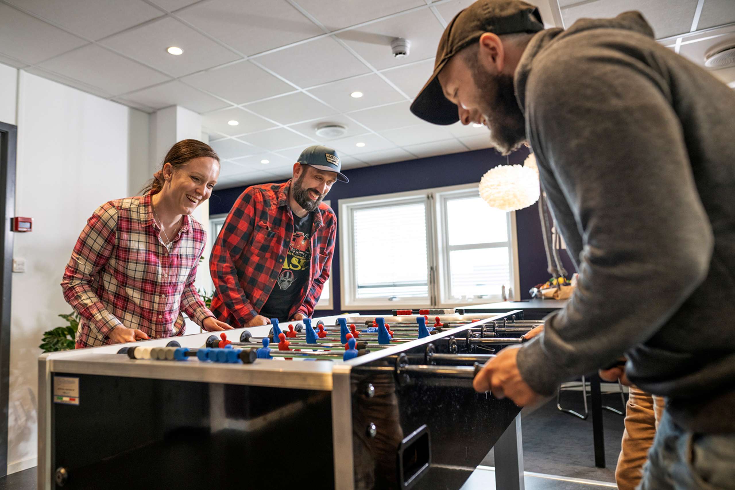 Inmeta Kolleger konkurrerer i foosball på Hamar-kontoret