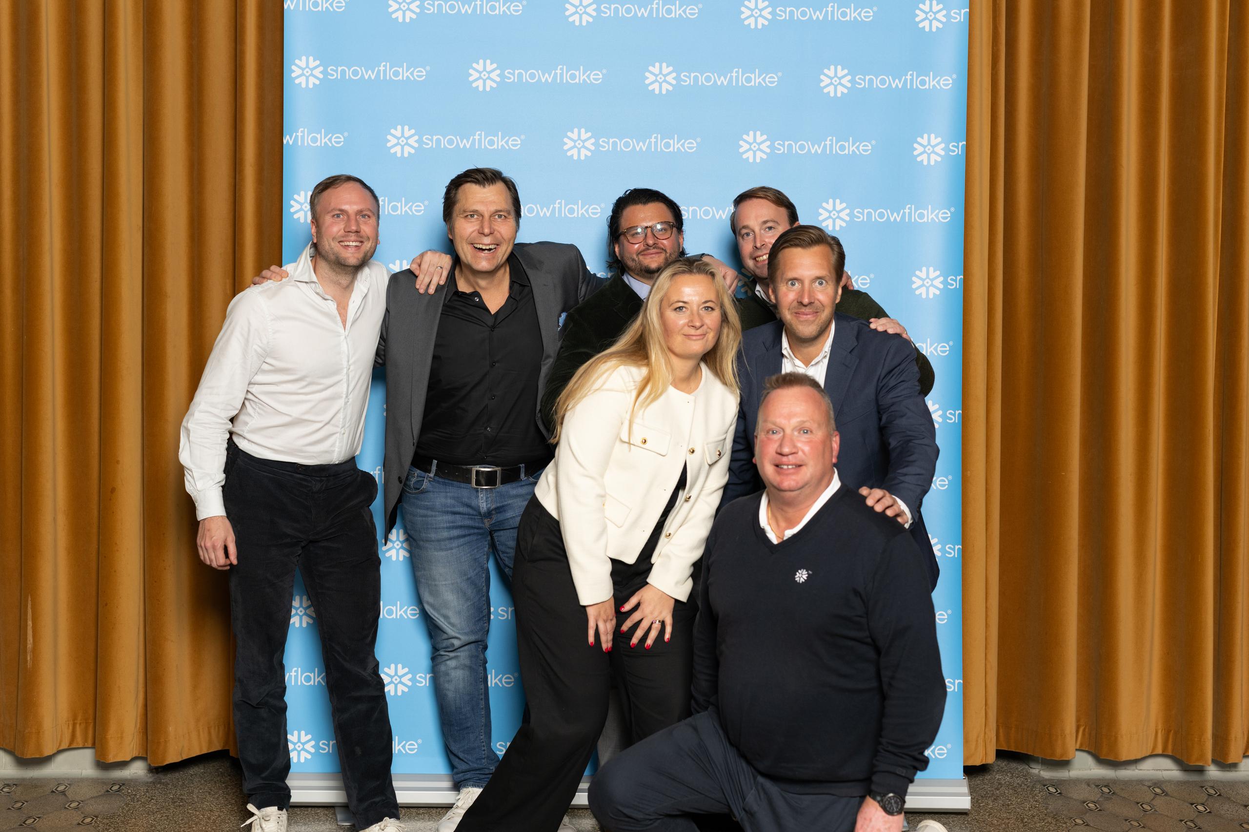 Kolleger fra Inmeta og Snowflake på Snowflake Partner Awards 2024 foran fotovegg