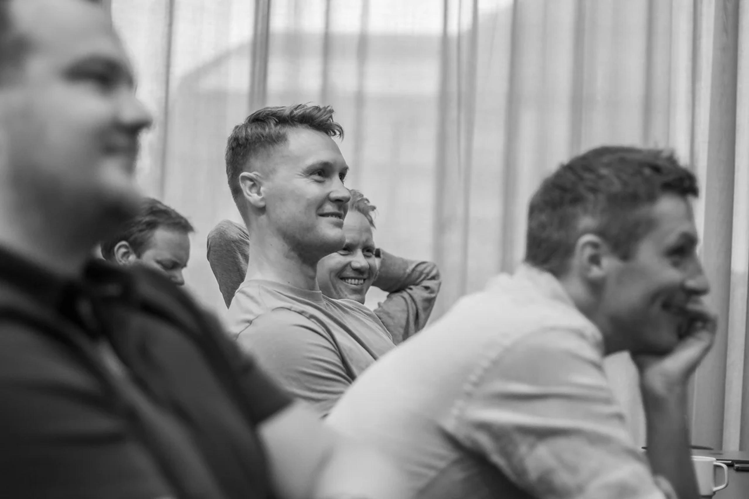 Bilde av lattermildt publikum som følger med på det som skjer på scenen