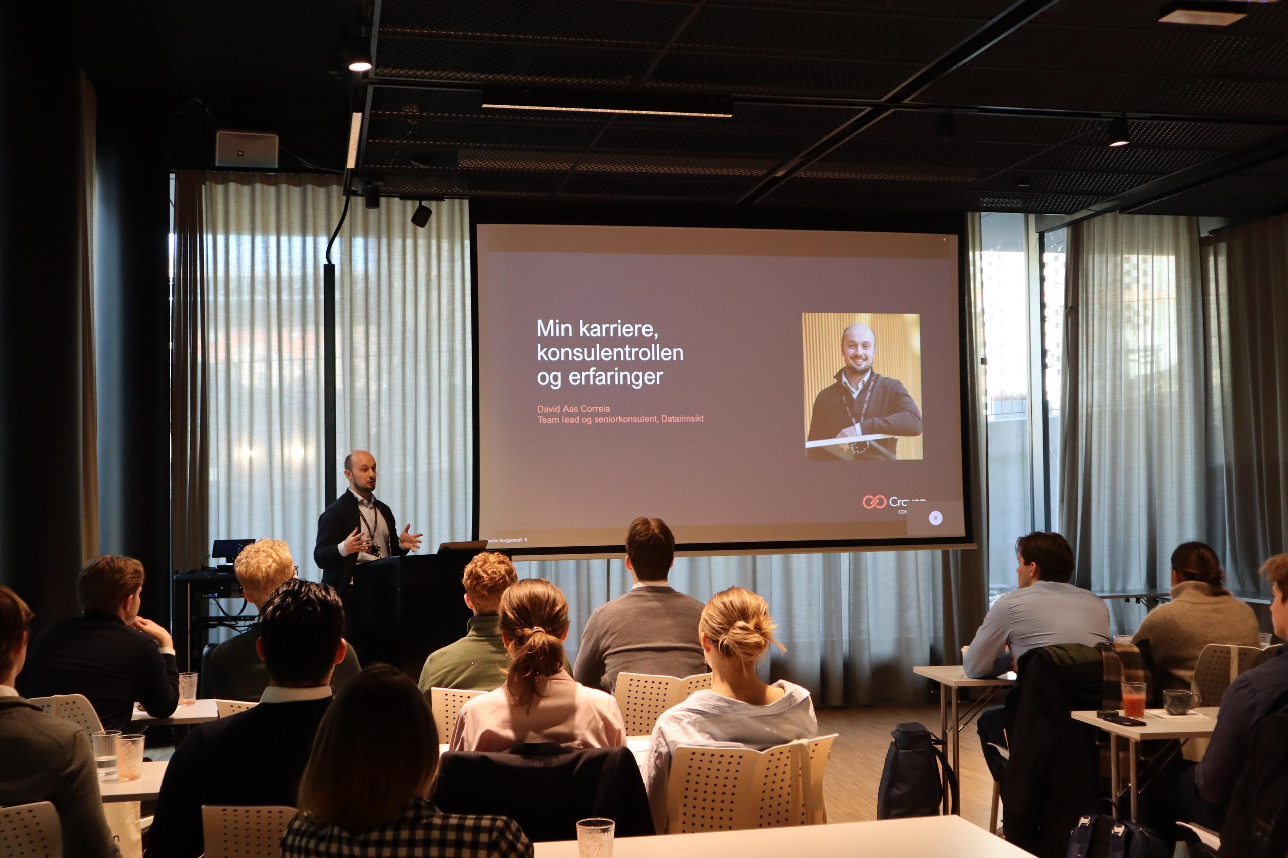 David presenterer foran studenter og sine erfaringer