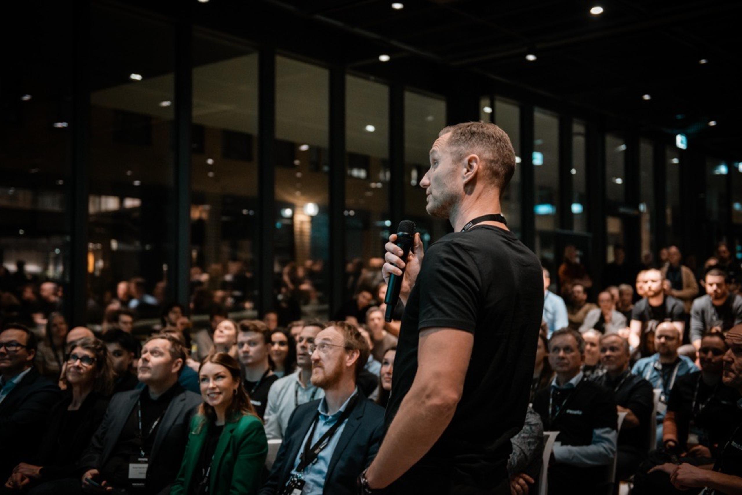 Hans Vigstad foran Inmeta Hackathon-deltakere og jury i Nydalen