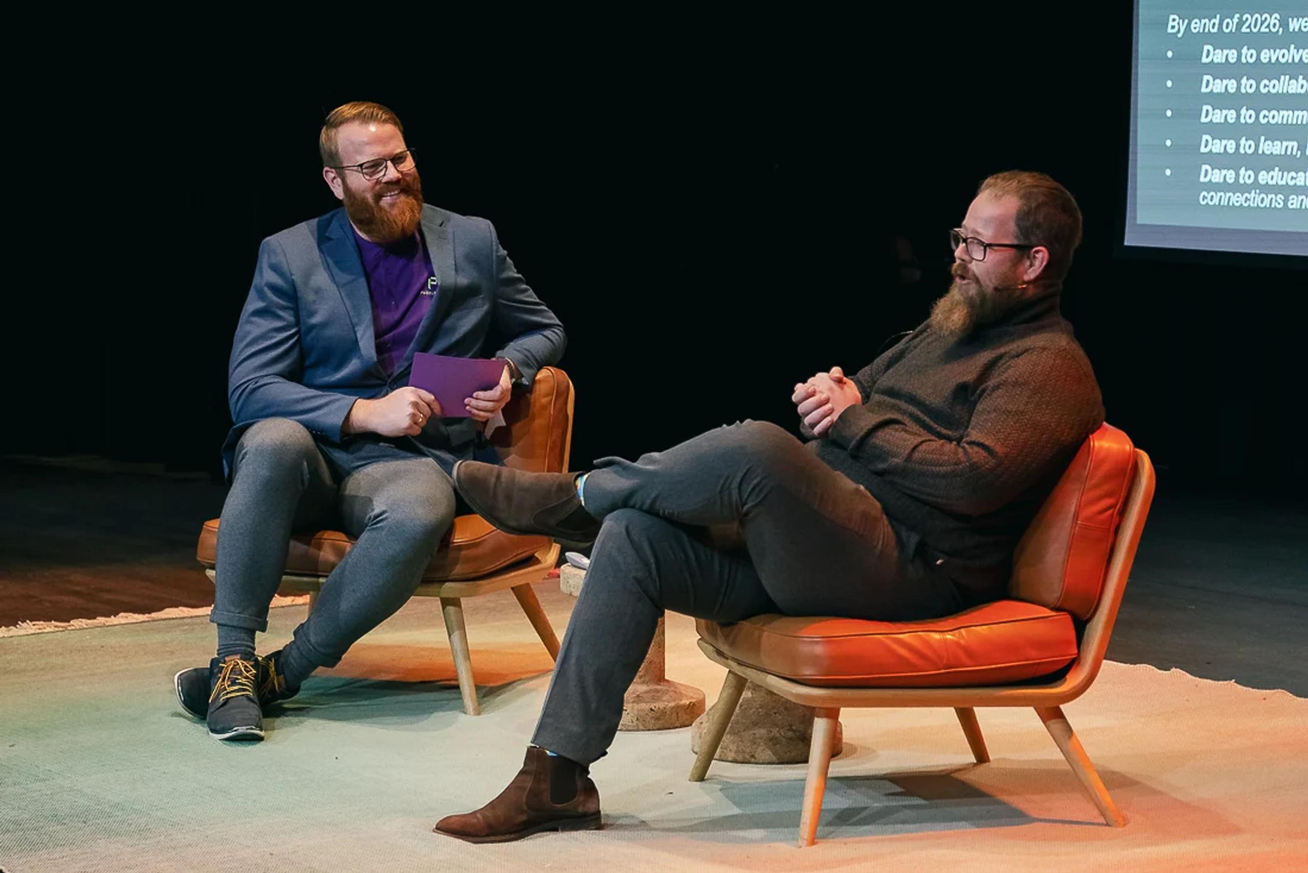 Daniel Wiese-Møller, salgsdirektør i Puzzlepart, og Erlend Egeland, leder for Digital arbeidsplass i Møller Digital, deler erfaringer fra prosjektet rundt implementering av Microsoft Teams som samhandlingsverktøy - på Puzzlepart sitt seminar 19. oktober 2023.