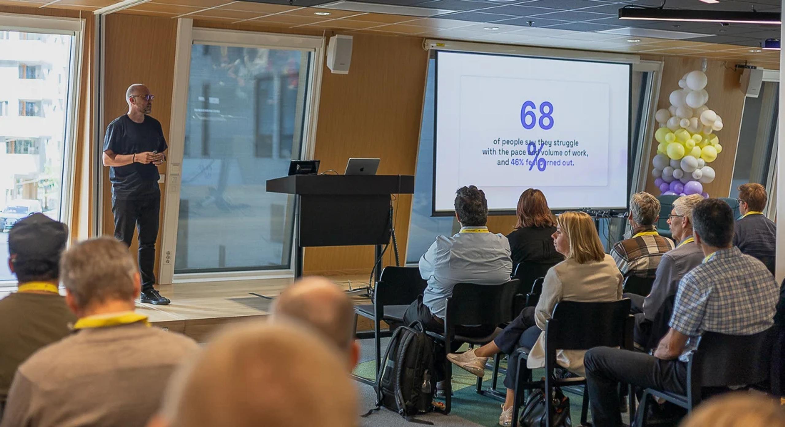 Person fra Microsoft holder foredrag for en gruppe mennesker