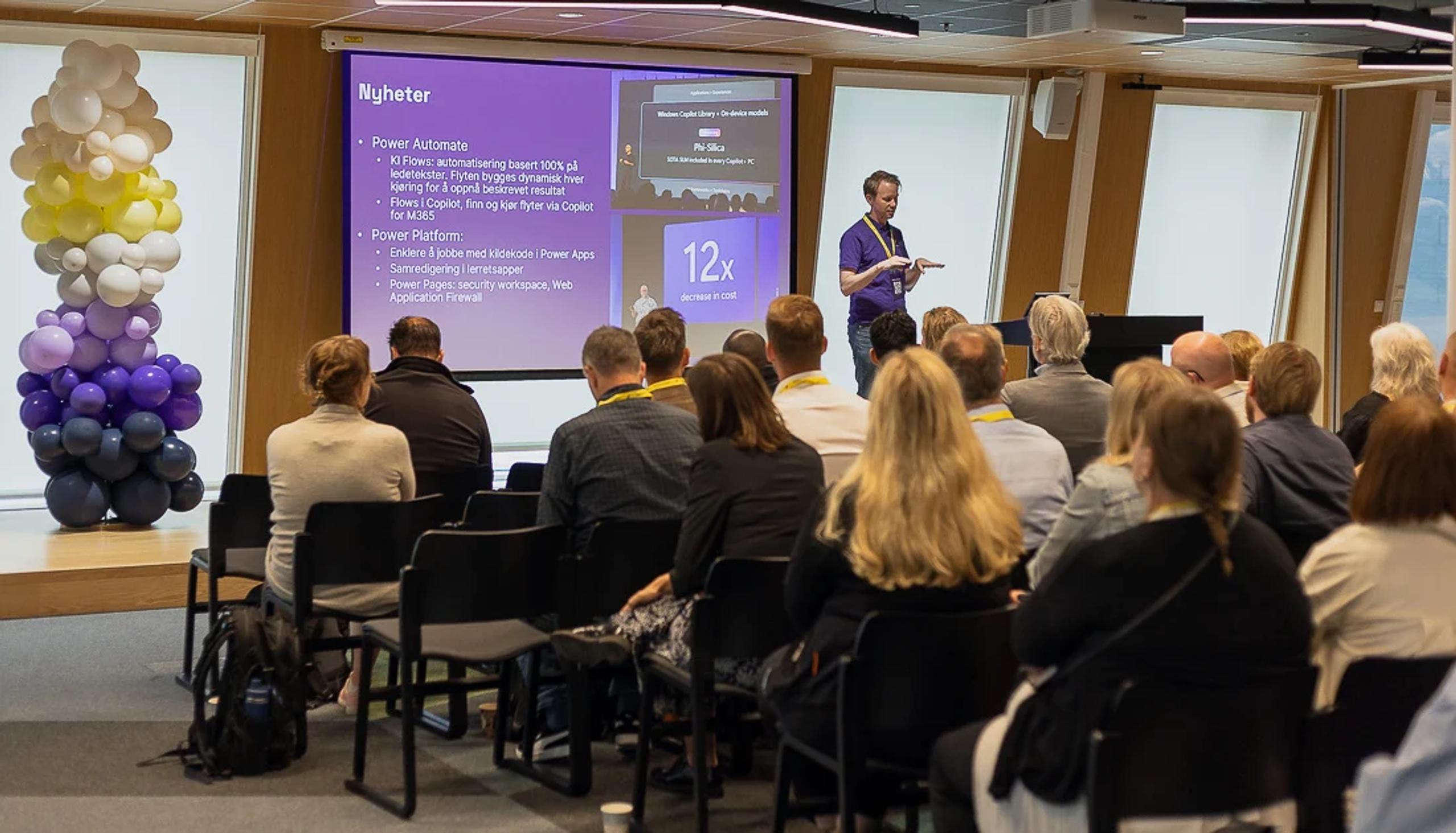 Ole Kristian Mørch-Storstein deler oppdateringer og nyheter forran fullsatt salran