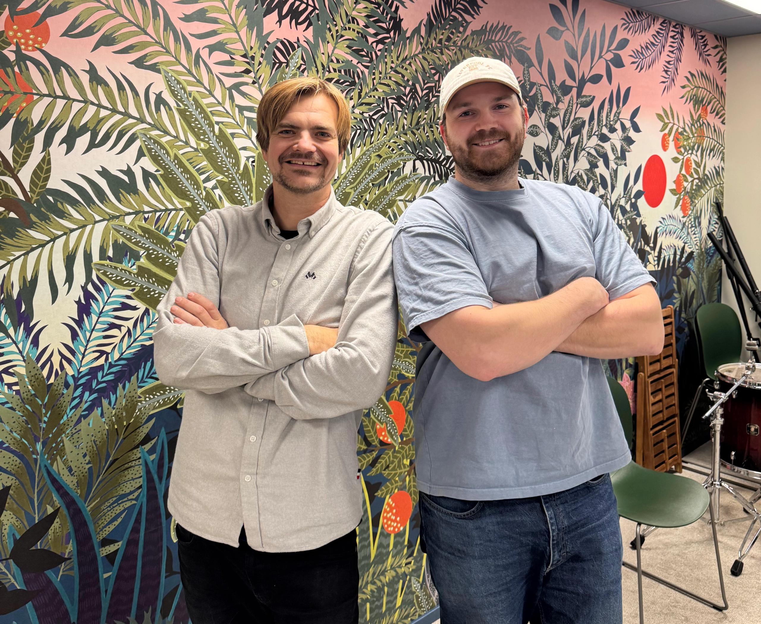 Fredrik Skarderud og Markus Skogvold på Hamar-kontoret