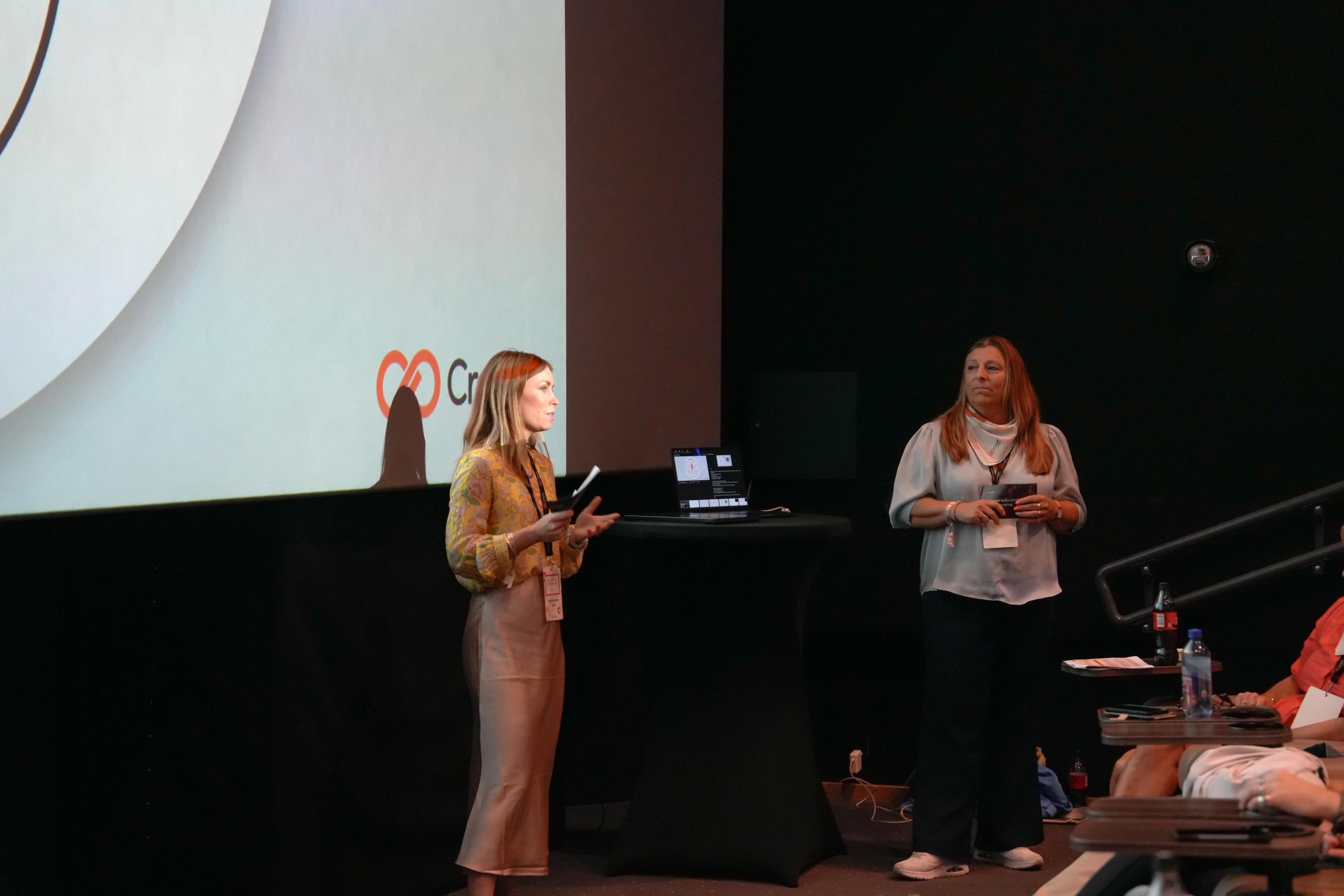 Julie Lorch-Falch Chrissafopoulos og Gry Jordet Kibsgaard holder foredrag på Fagfestivalen 2025