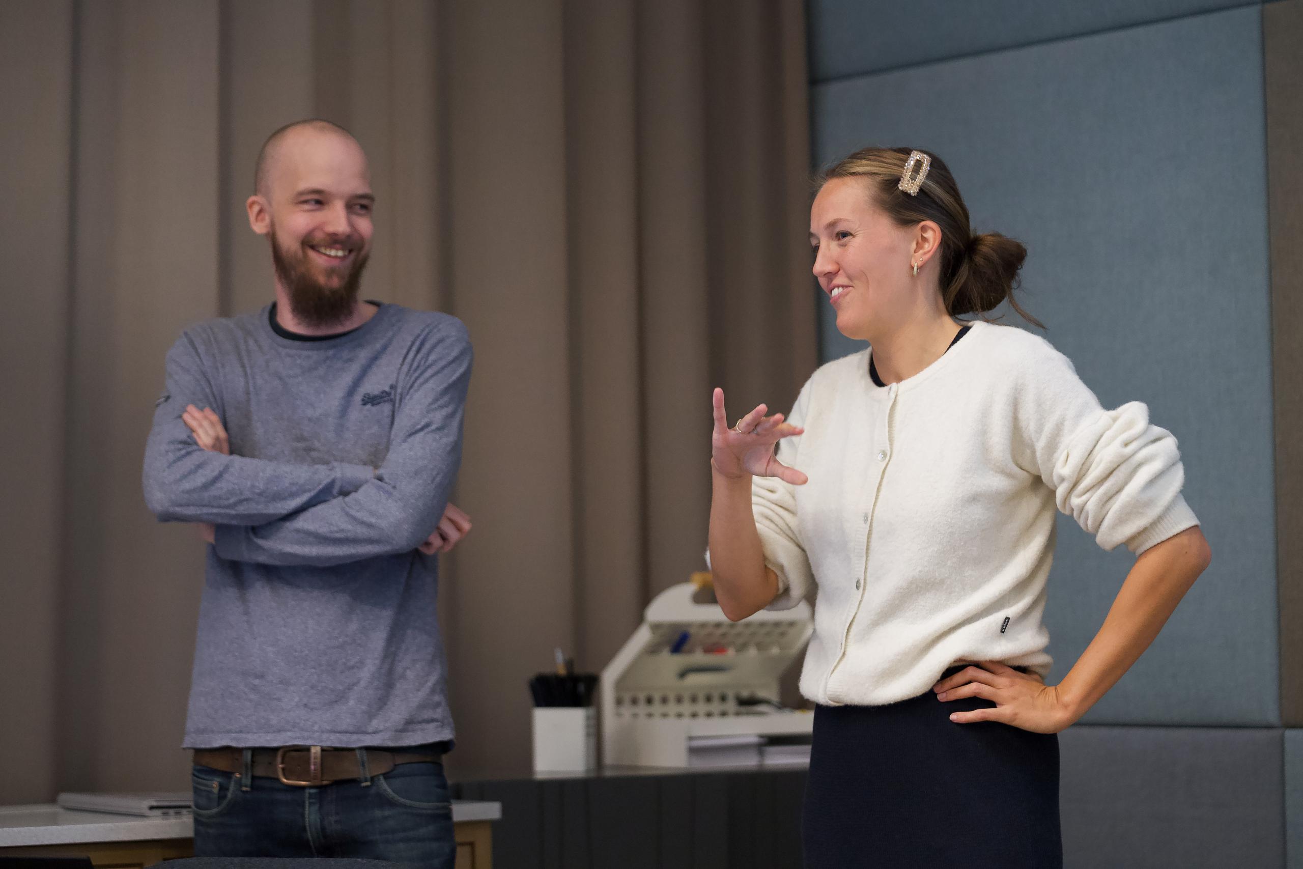 To kolleager som diskuterer lystig