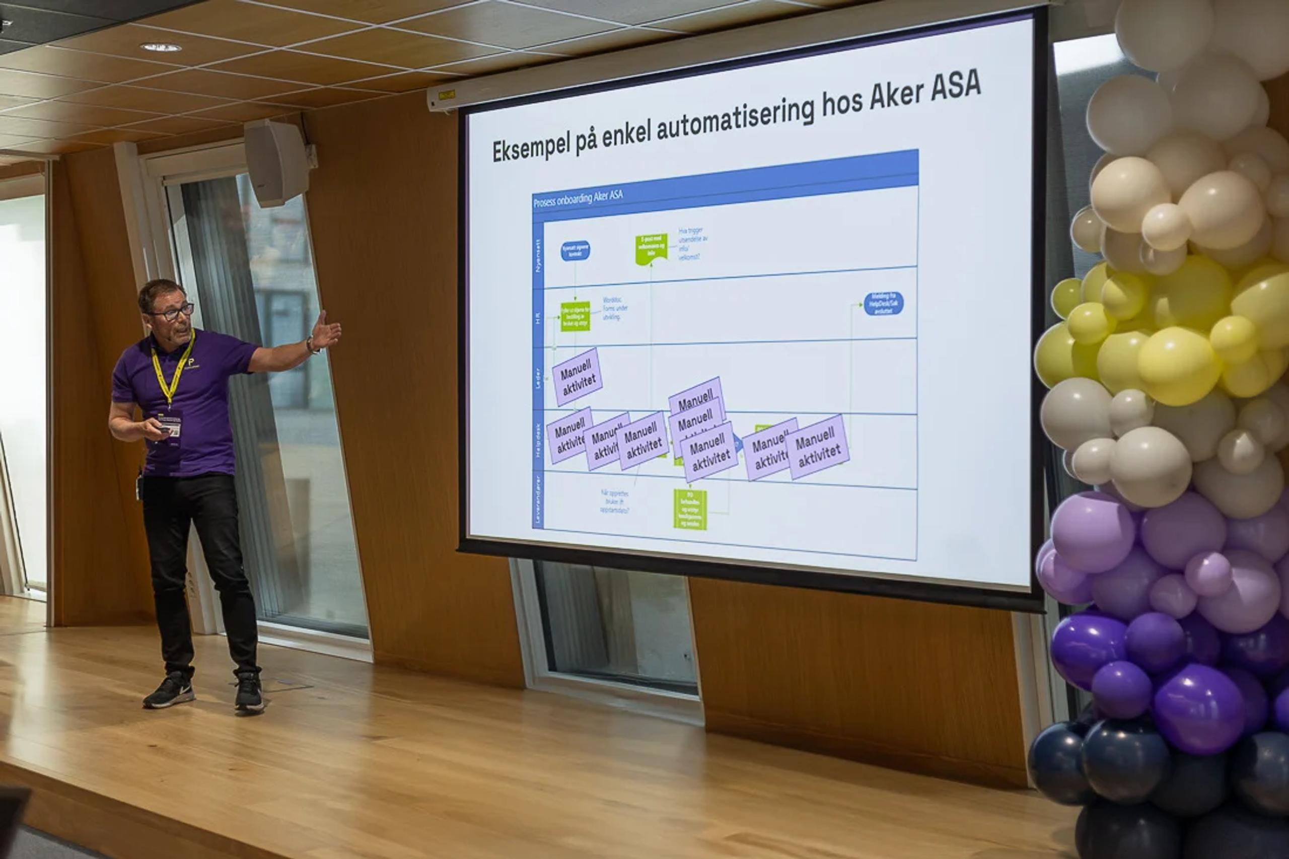 Steffen Norby viser ivrig frem presentasjon Power Platform på seminar