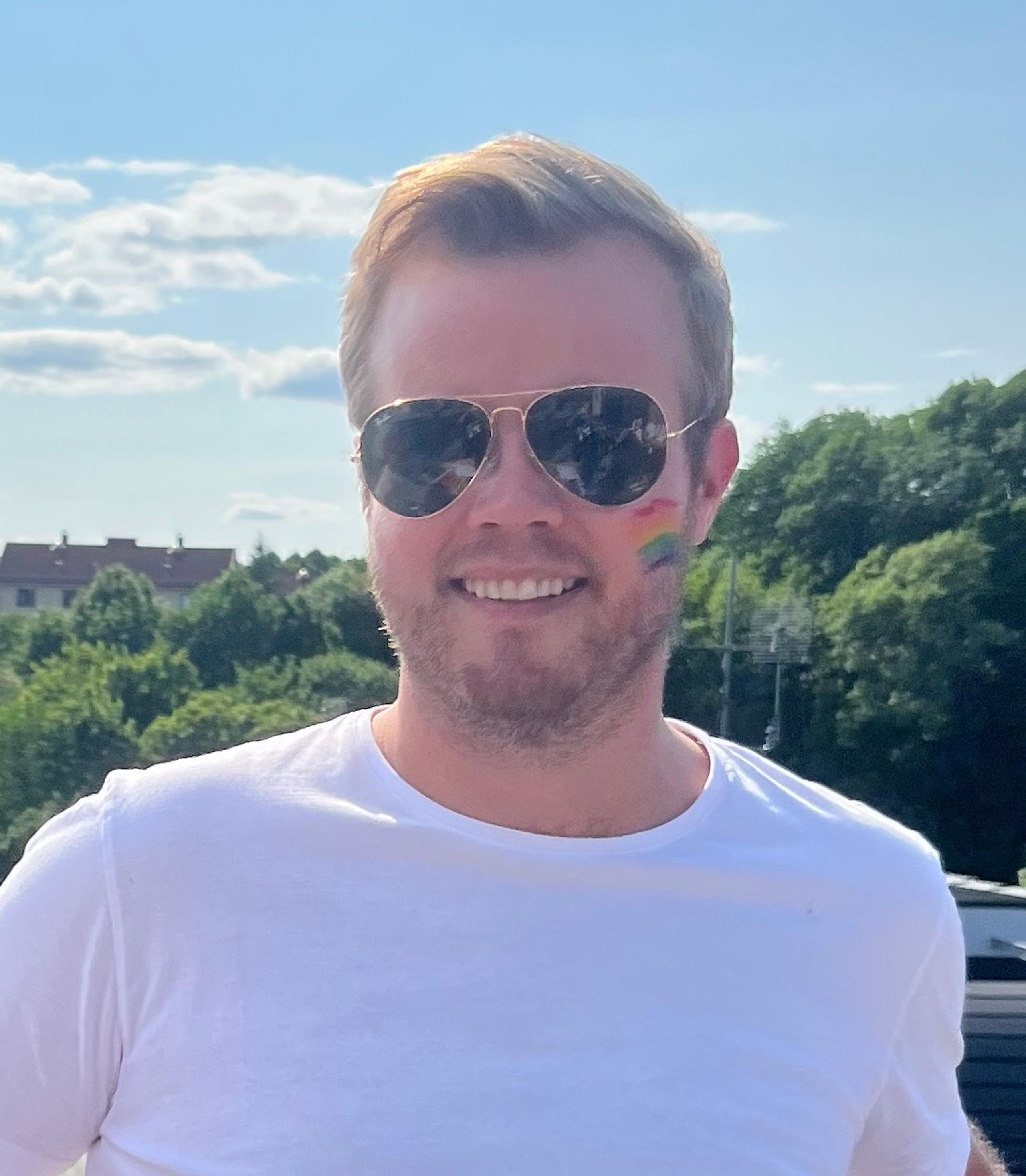 Oscar Thorbjørnsrud, Økonomisjef i Inmeta med regnbueflagg i ansiktet