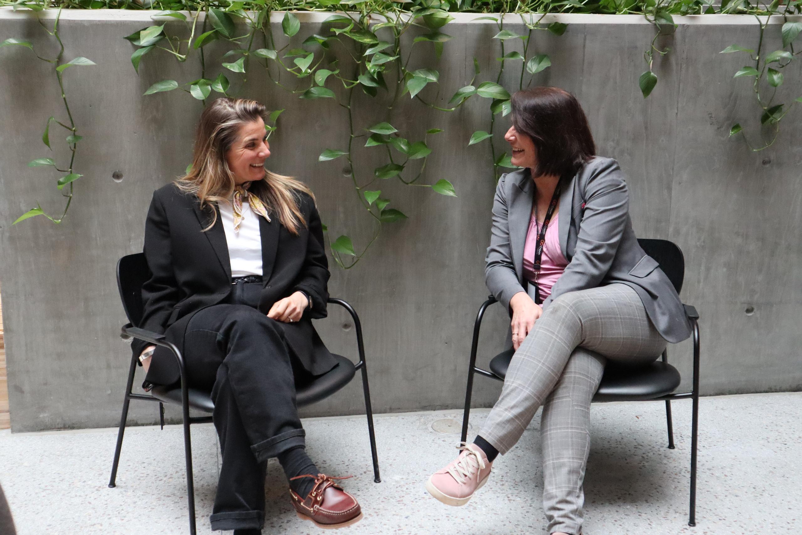 Elizabeth og Anja i en hyggelig samtale som to gode kolleger