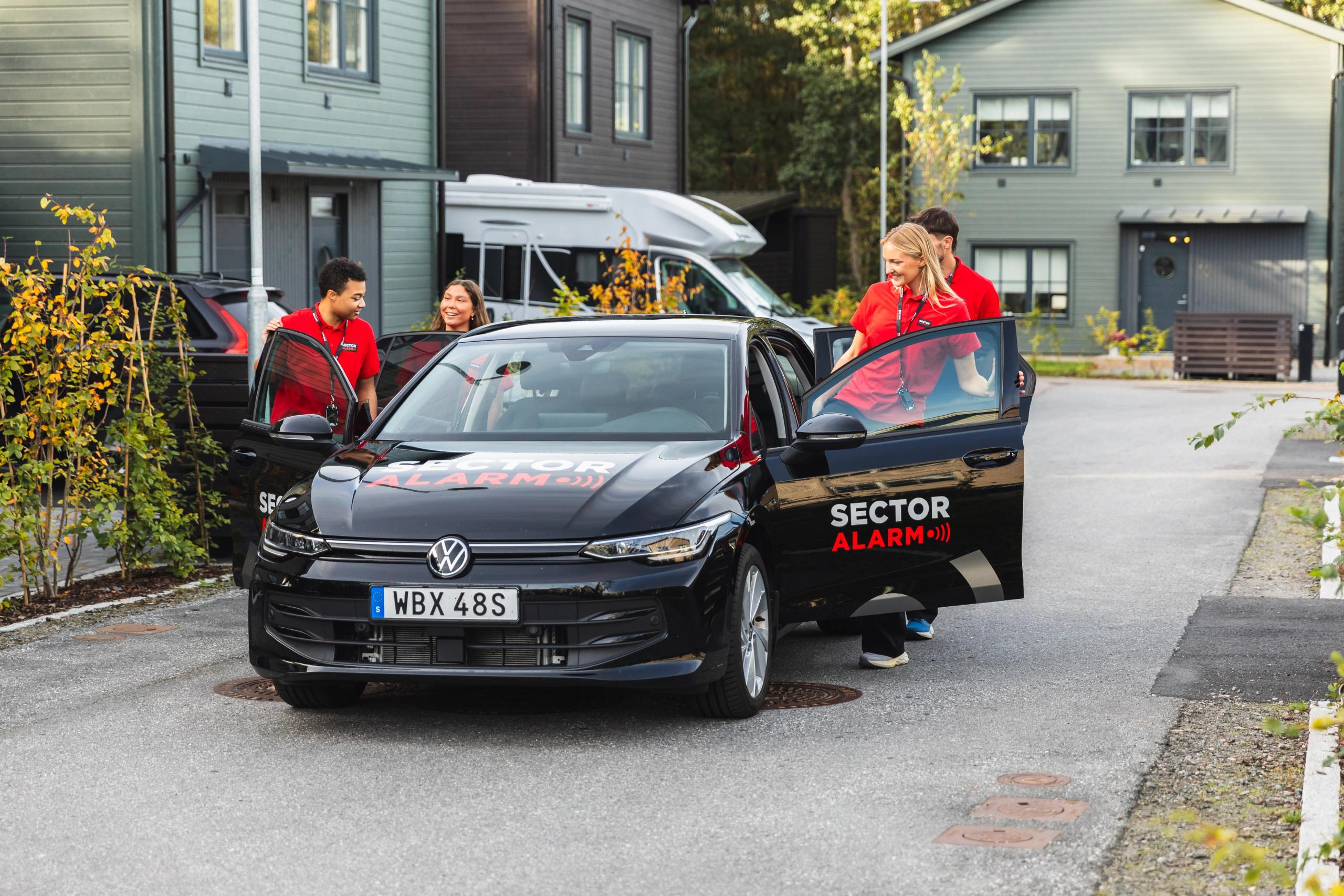 Sector Alarm team ute i felt med bil