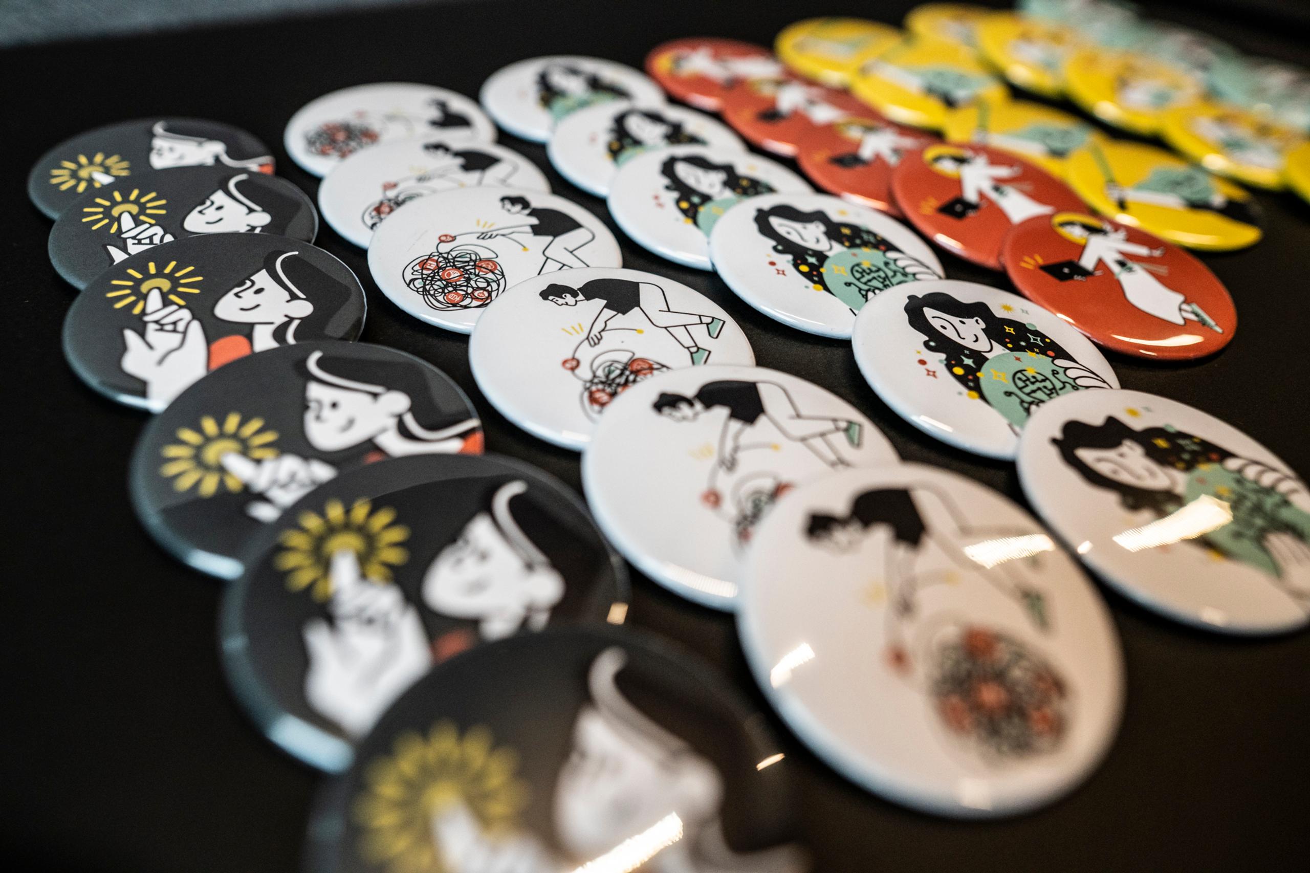 Fargerike og morsomme buttons for å markere ekstrapoeng Foto: Ricardofoto AS