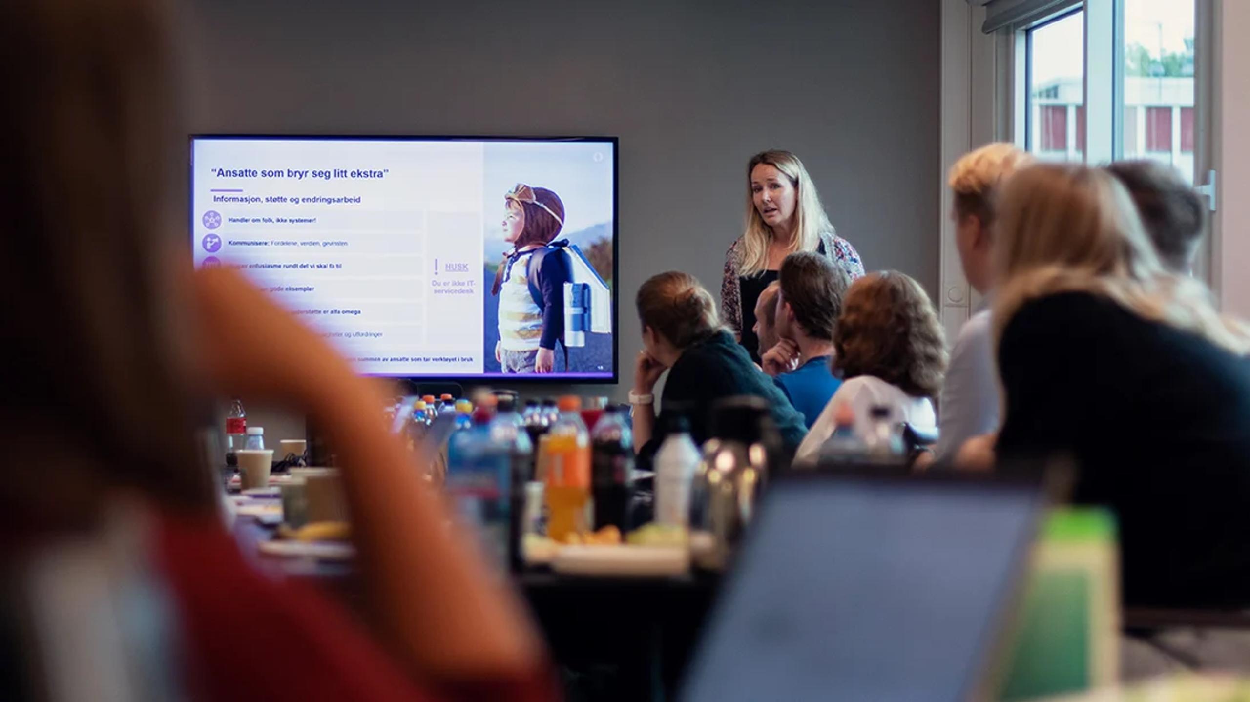 Lise Hansen, pedagogisk rådgiver fra Puzzlepart, holder workshop for en av ambassadør-gruppene i Møller Mobility Group.