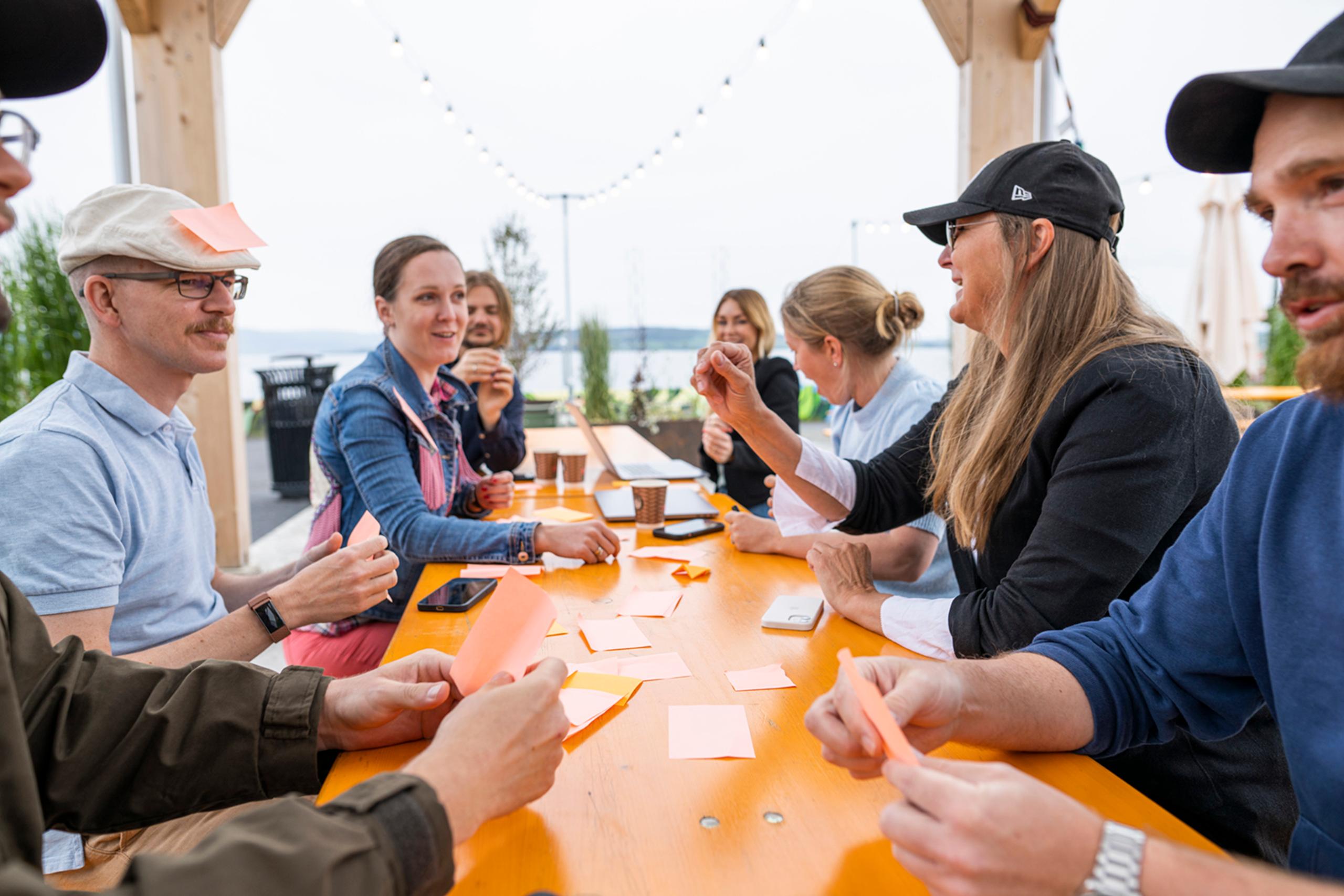 Samskaping og workshop hos Crayon Consulting på Hamar med post-its og god stemning