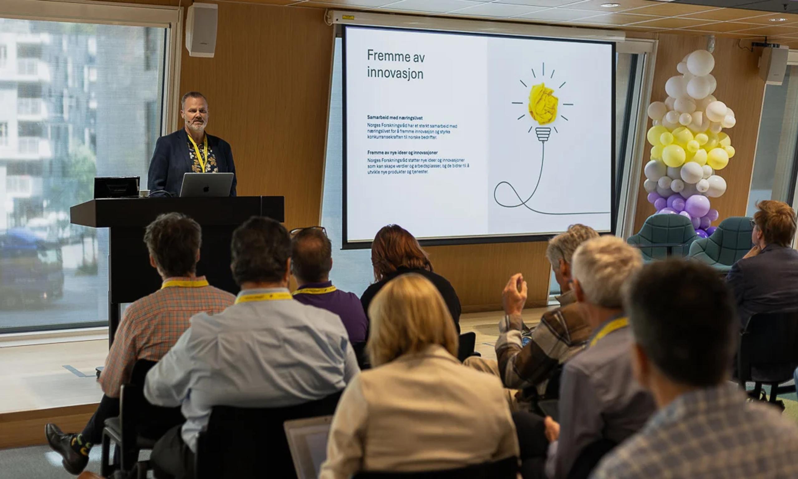 Person som holder innlegg på seminar for en gruppe mennesker