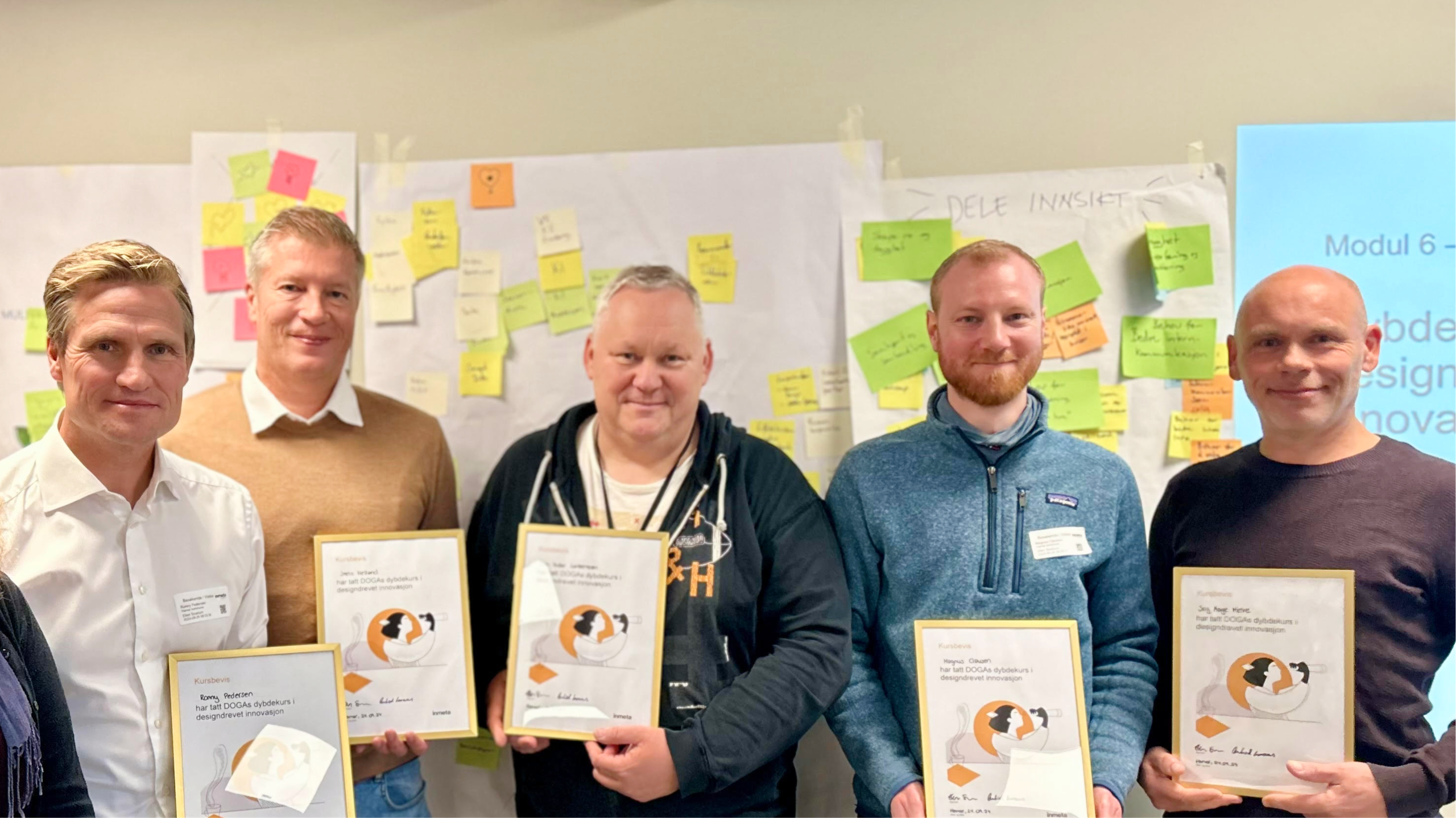 Kursdeltakere med diplom for gjennomført kurs i designdrevet innovasjon