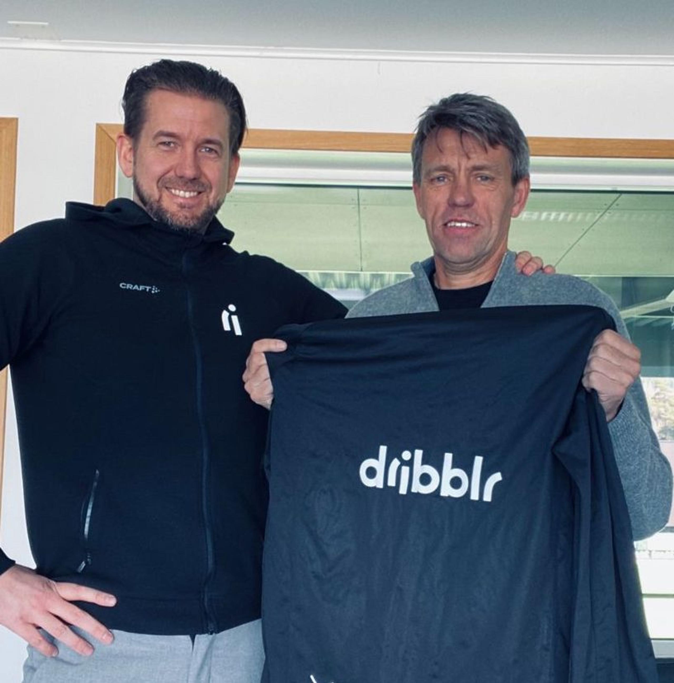 Ken André Wendel og Landslaglegende og Dribblr-ambassadør Gunnar Halle med Dribblr drakt