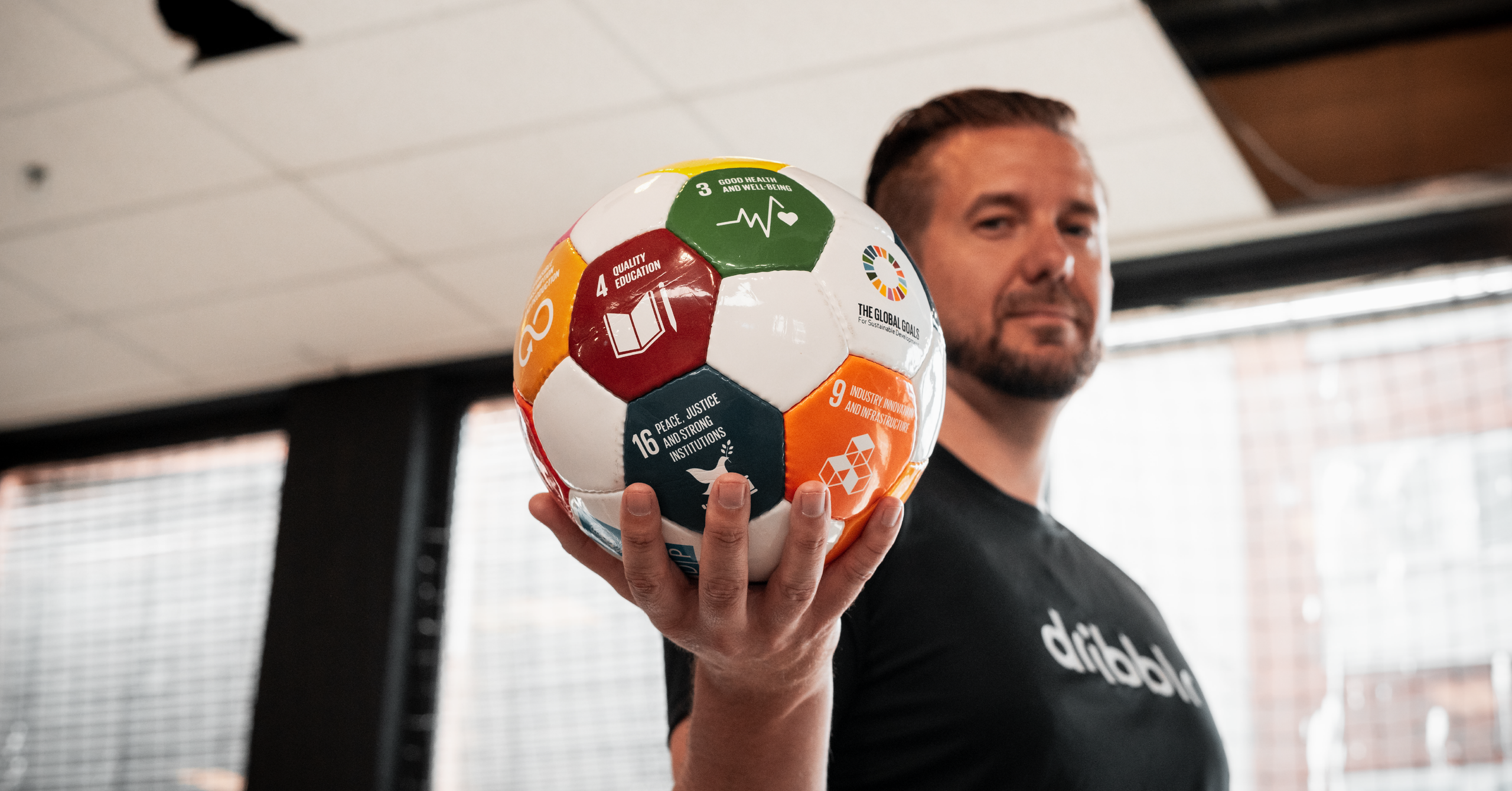 Ken André Wendel, CEO og gründer av Dribblr Group holder fotball med bærekraftsmål