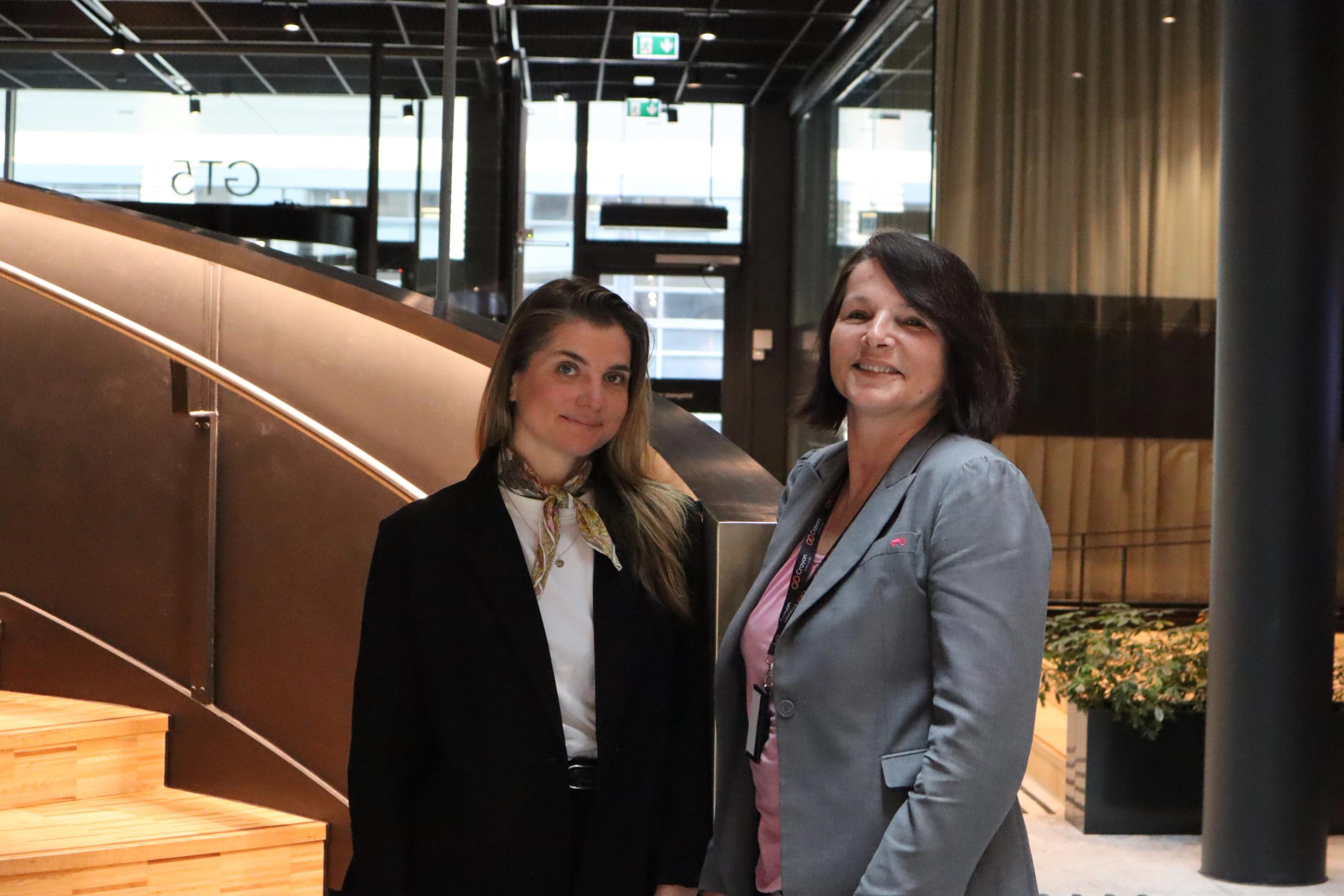Elizabeth og Anja, konsulenter i Management Consulting på Oslo-kontoret