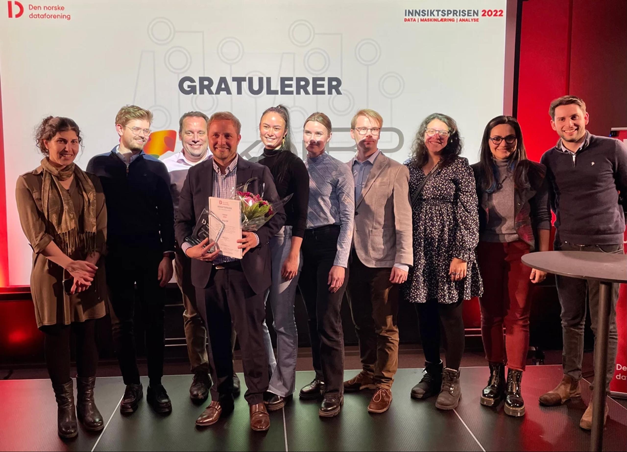 Inmeta og AkerBP på scenen og mottar innsiktsprisen 2022