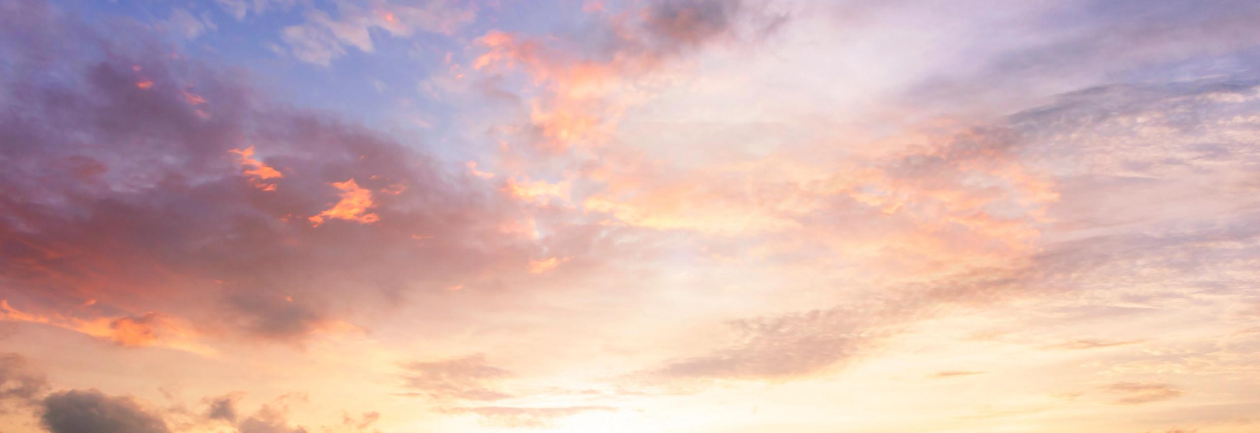 Skyet himmel i fargerik solnedgang