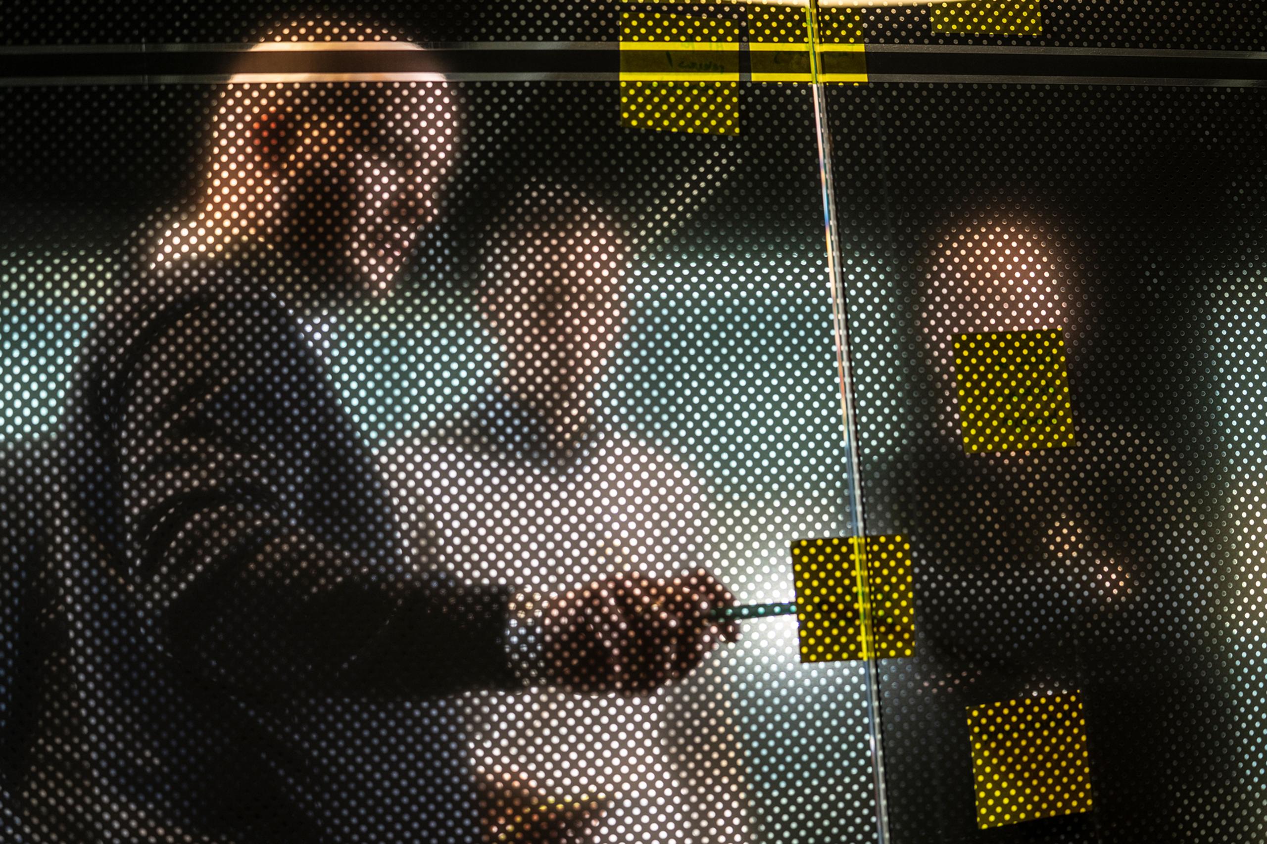 Inmetaere foran gjennomsiktig med vegg med post-its lapper