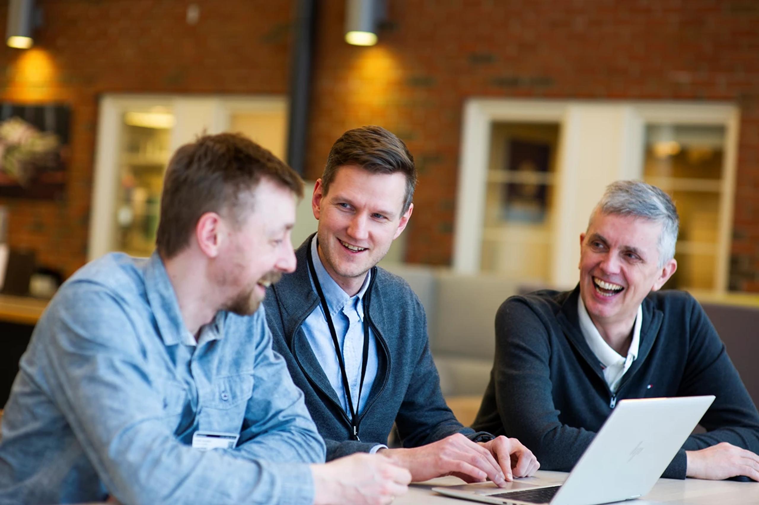 Tre menn smiler foran en laptop. Fra venstre, Anatoli Jernakov (Inmeta), Kristian Waldal (SINTEF) og Benedikt Svavarsson (Inmeta) Foto: SINTEF v/Karoline Ravndal Lorentzen.