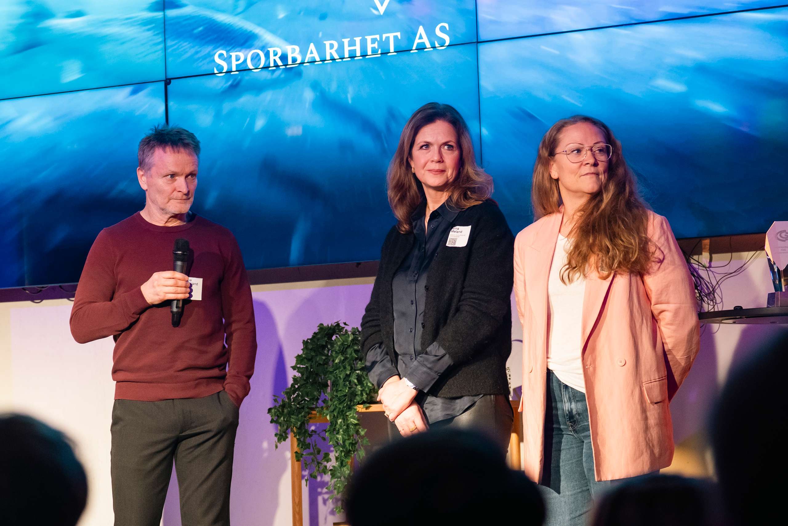 Helge Klungland, Nina Meland og Linn Thingstad på scenen for Sporbarhet