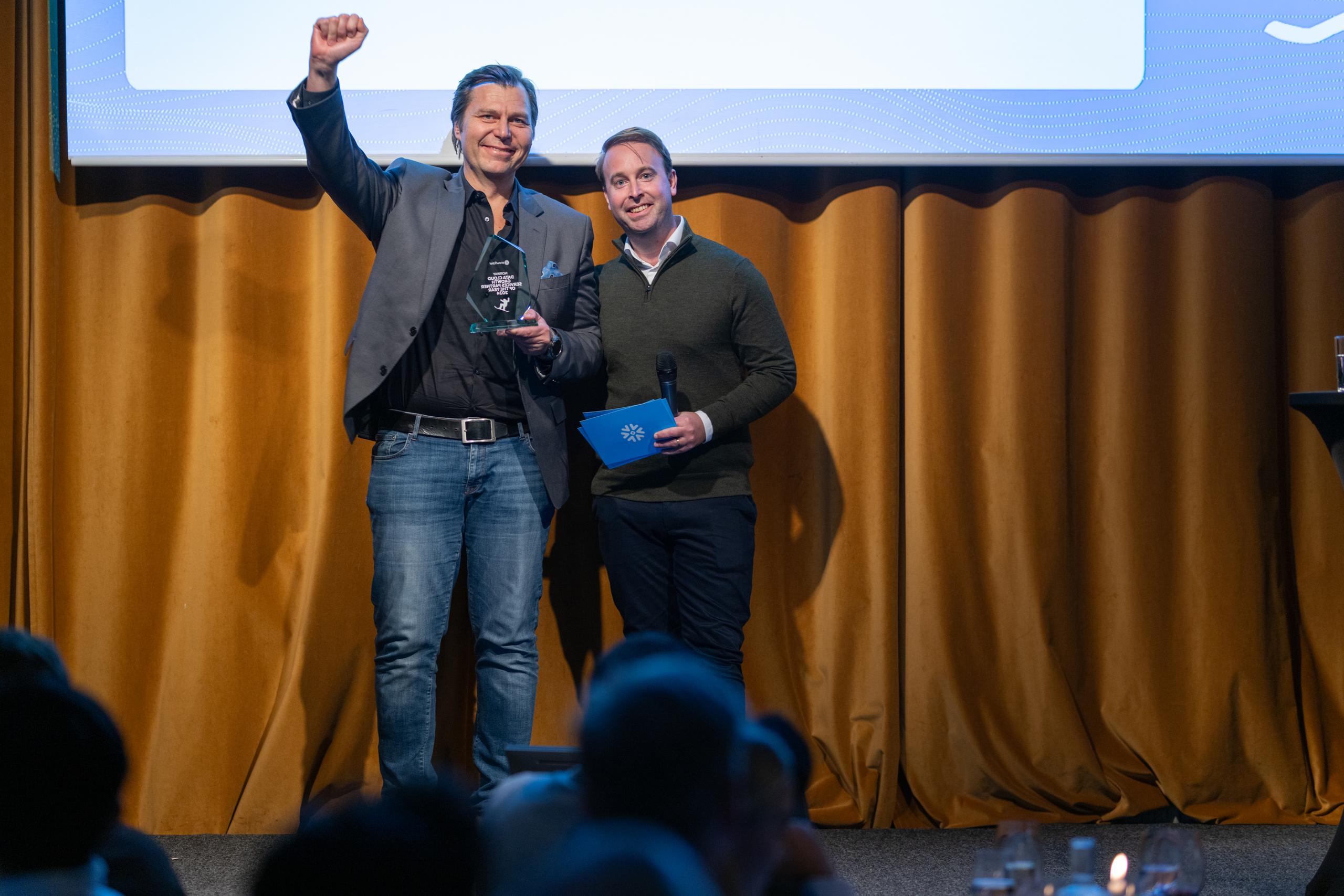 Frank Kjærvoll mottar pris på vegne av Inmeta for årets Snowflake Data Cloud Growth Services Partner of the Year.